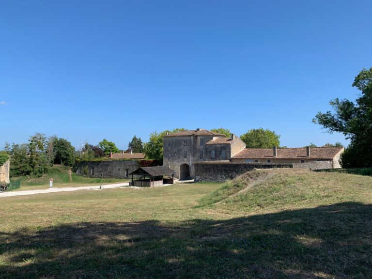 Château du Perron dans la — vue du Château du Perron à la campagne