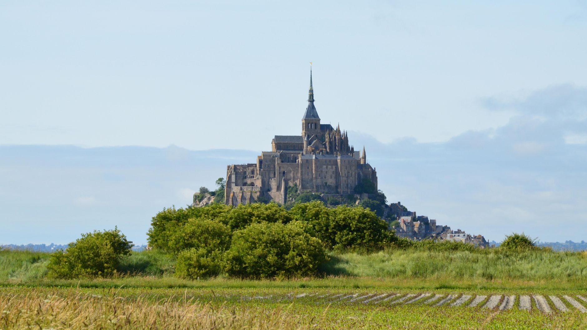 Châteaux en Normandie à voir en priorité : une sélection vraiment ciblée — vue paysage château en Normandie