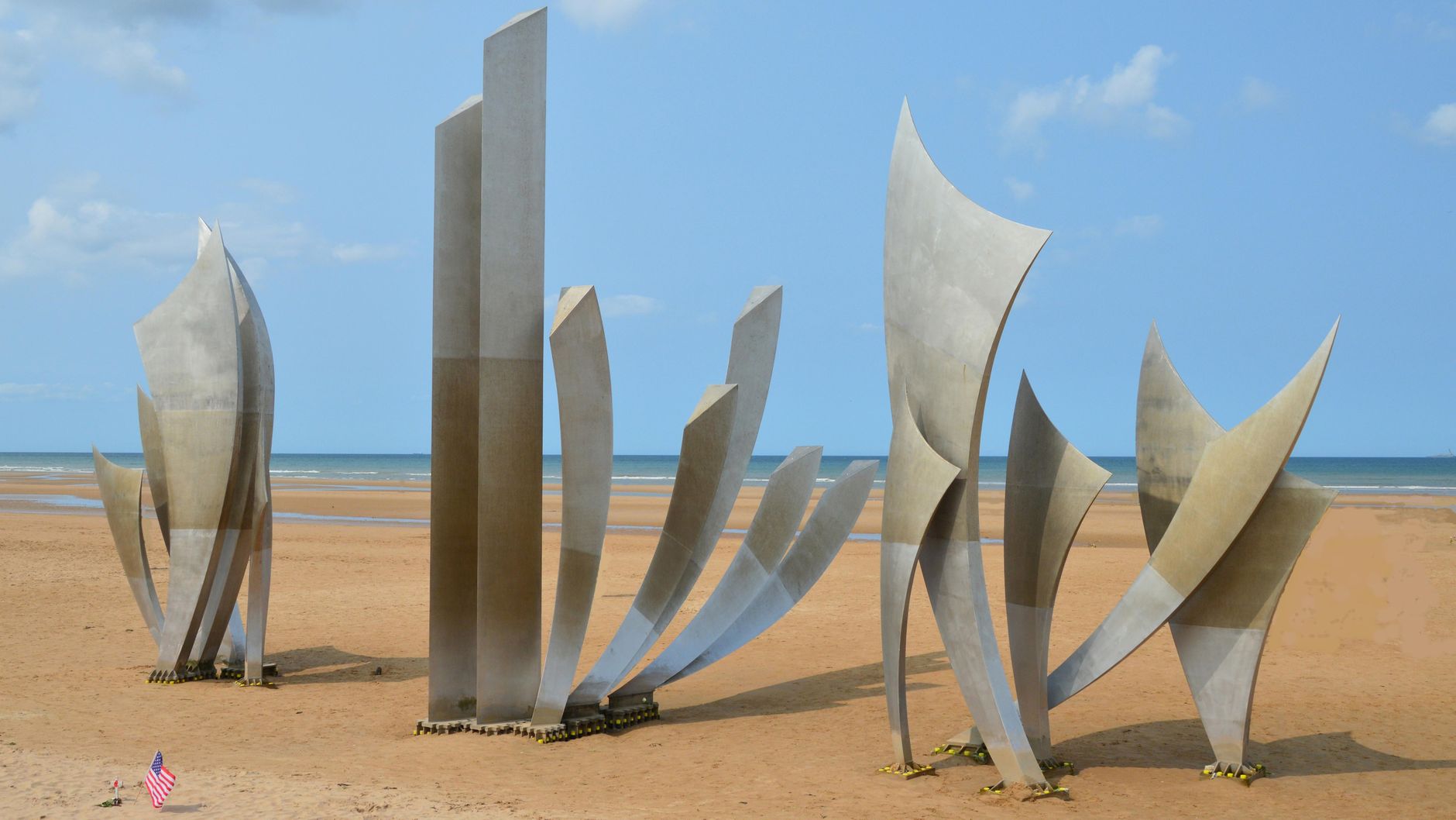 D-Day en Normandie en 2026 : comprendre les lieux avant de prévoir son séjour — mémorial plage D-Day Normandie