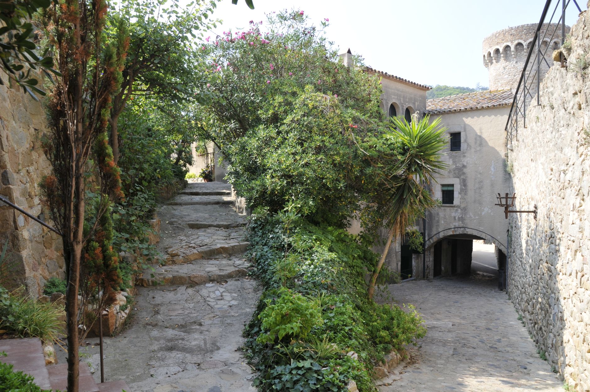Èze, village médiéval en nid d’aigle et vrai balcon de la Côte d’Azur — ruelles médiévales du village d'Èze