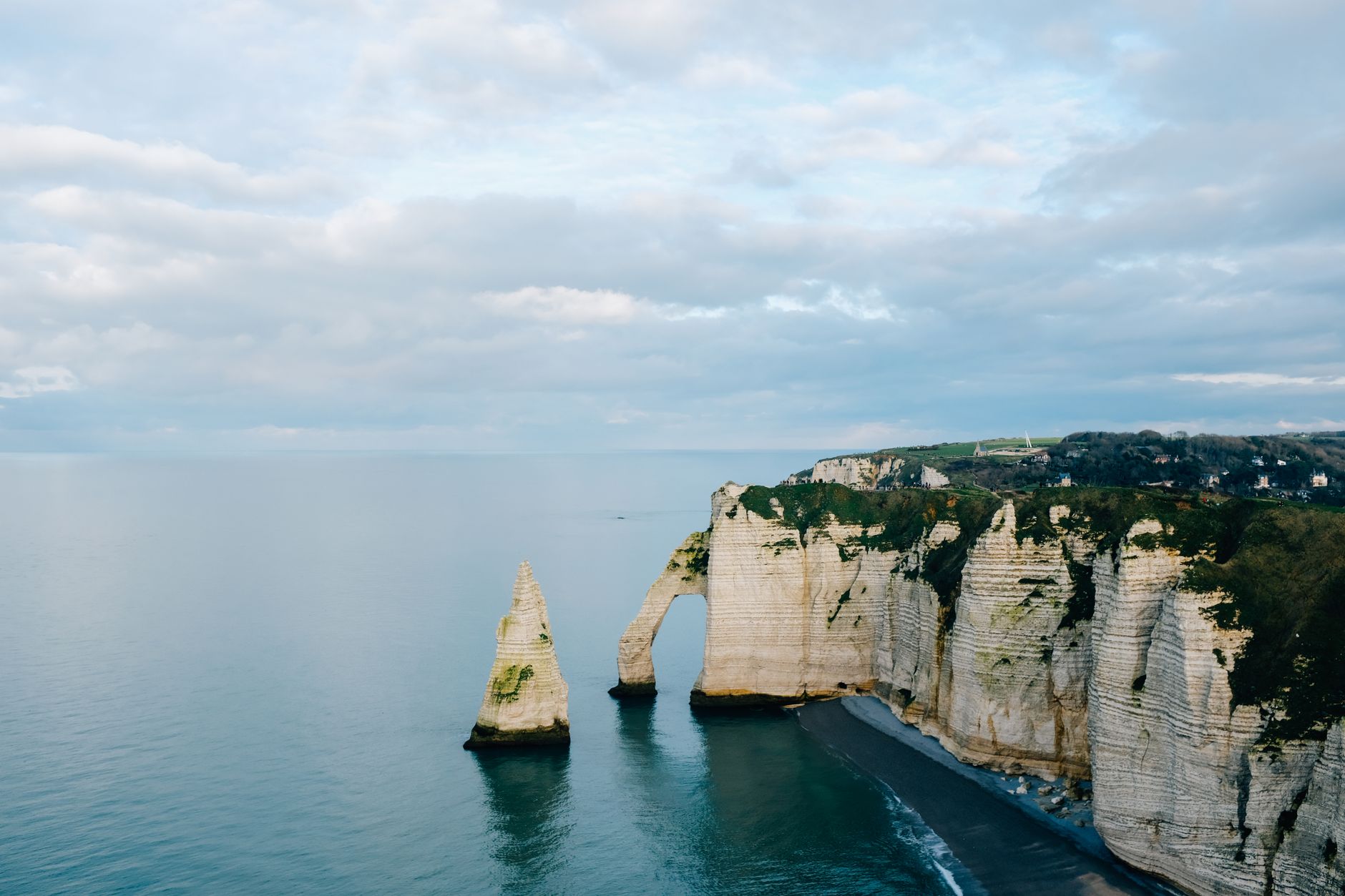 Jardins d’Étretat : un jardin contemporain au-dessus des falaises, entre flore et art — jardins d'Étretat vue des falaises fleurs