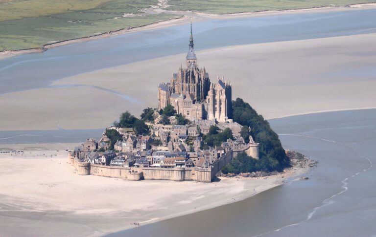 Le Mont-Saint-Michel est-il breton ou — vue de l'île Mont-Saint-Michel