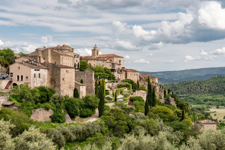 Les plus beaux villages de — village pittoresque en Provence