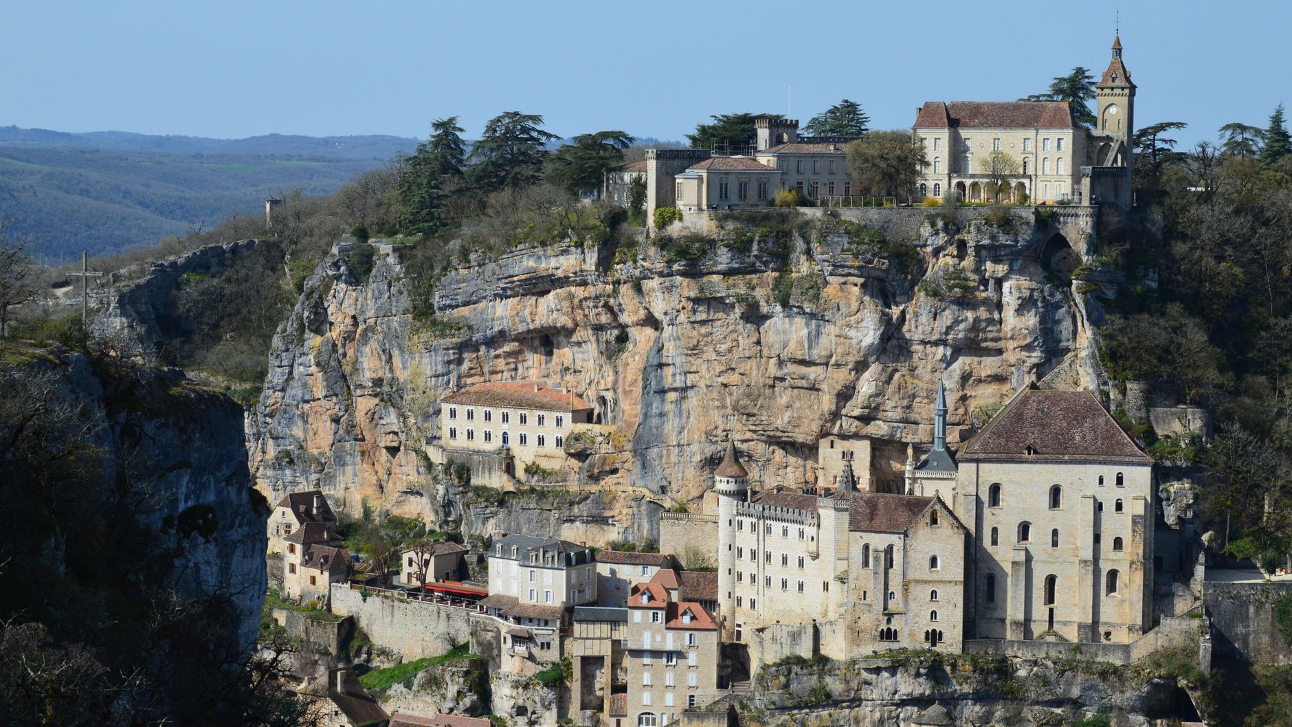 Les Plus Beaux Villages de France : comprendre le label avant de feuilleter la carte par département — paysage de village français pittoresque