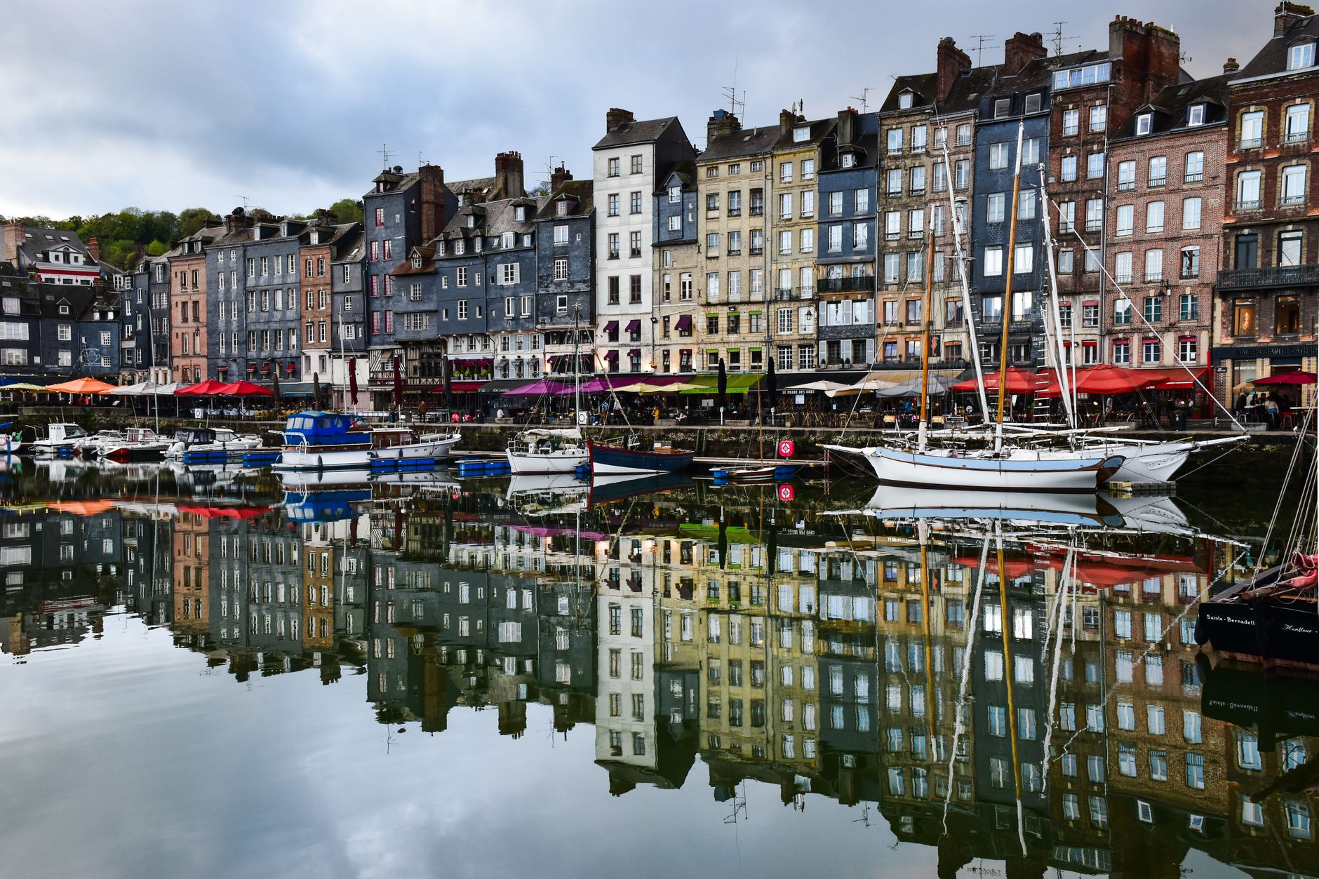Que voir au cœur de Honfleur autour du Vieux Bassin et des ruelles anciennes — Vieux port de Honfleur bâtiments colorés