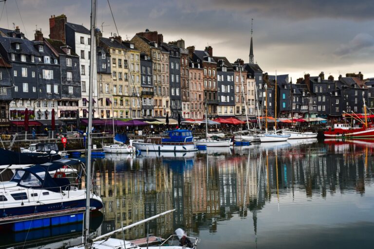 Que visiter à Honfleur ? — Vieux port de Honfleur bâtiments colorés