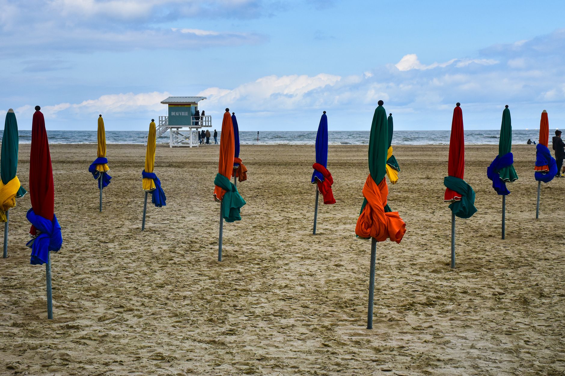 Matin à Deauville : plage, Planches et port de plaisance à pied — plage Deauville planches parapluies colorés