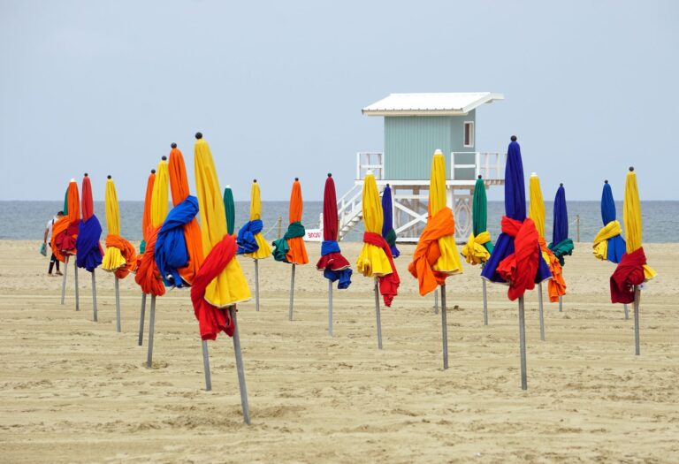 Visiter Deauville en 1 jour — plage Deauville planches parapluies colorés
