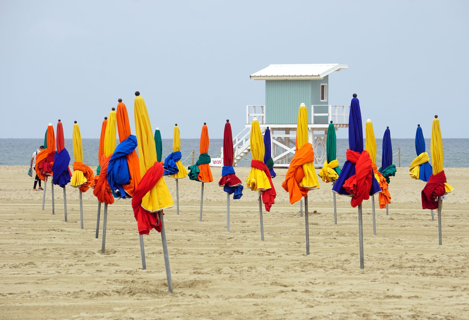 Visiter Deauville en 1 jour — plage Deauville planches parapluies colorés