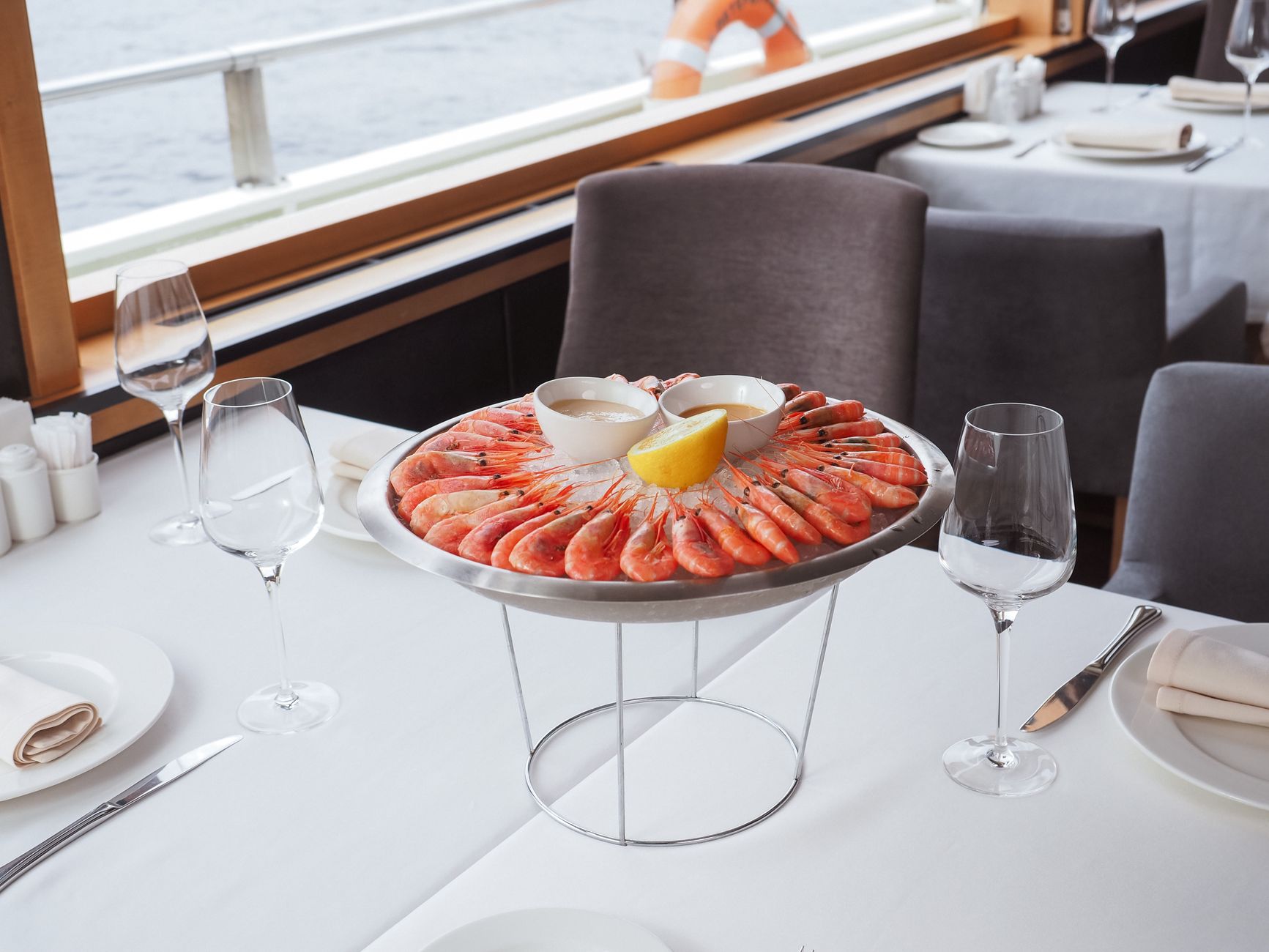 À Biscarrosse-Plage, des tables de — restaurant fruits de mer vue océan