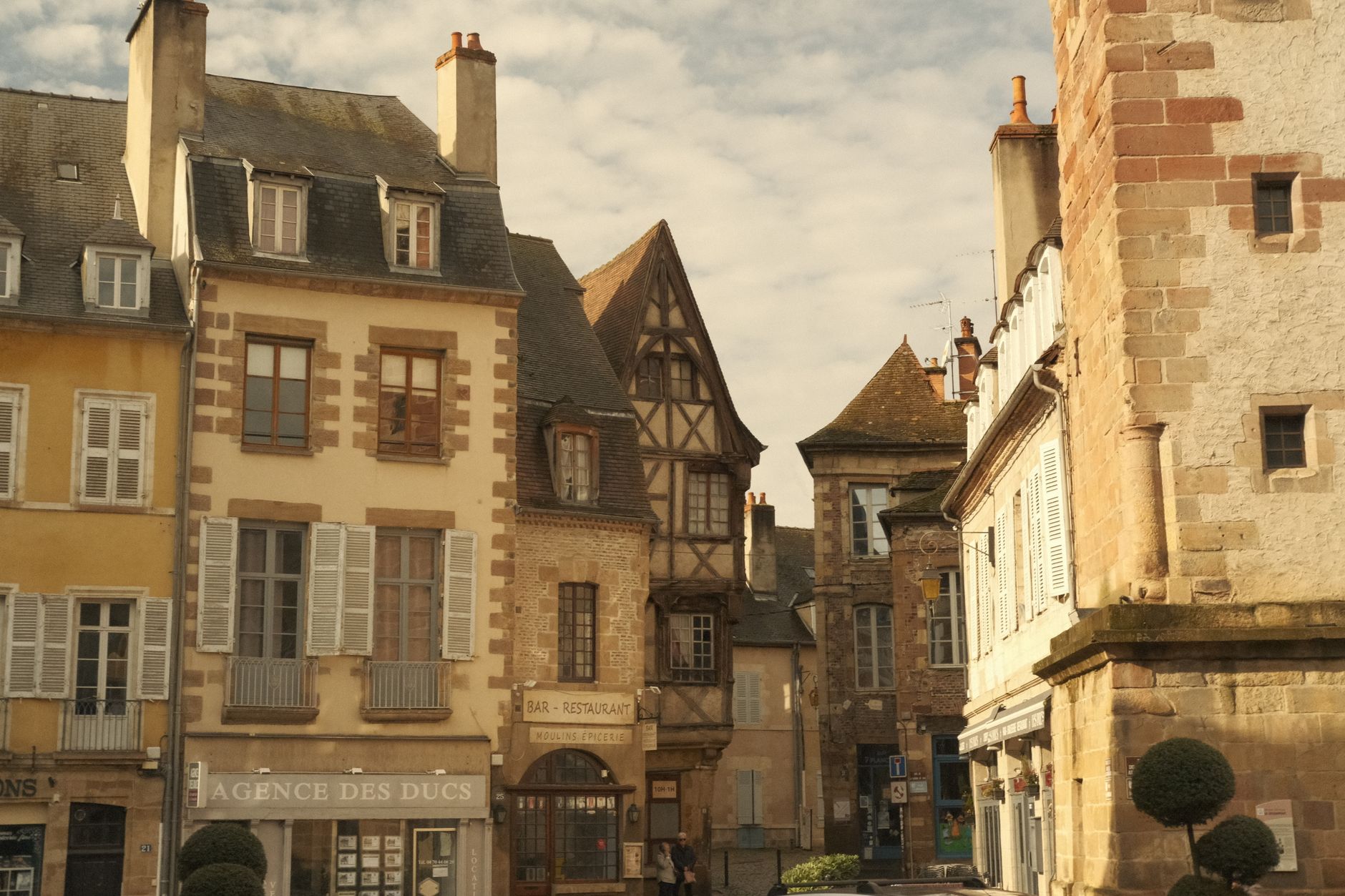 Dormir à Bernay : comprendre la ville avant de choisir son hébergement — rues de Bernay bâtiments historiques