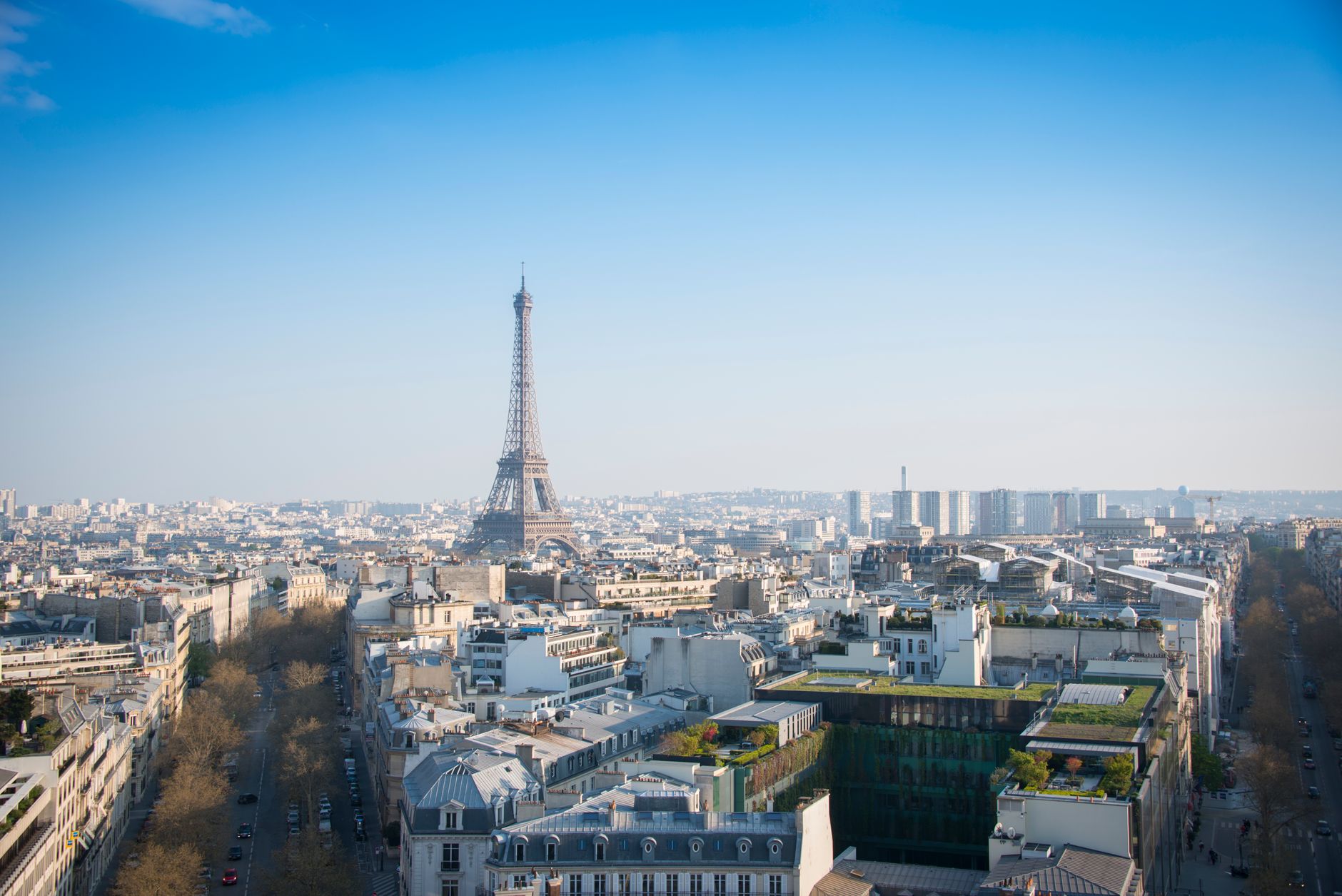 Hôtels romantiques avec spa à Paris pour un vrai séjour en amoureux — chambre d'hôtel romantique vue Tour Eiffel