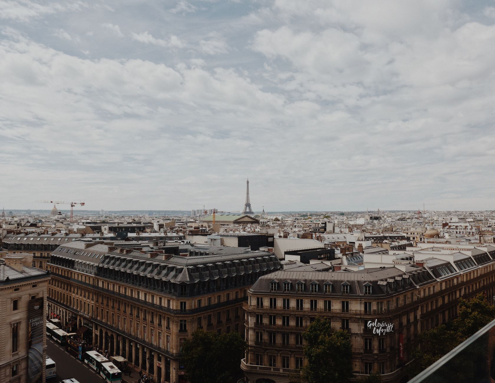 Hôtels romantiques à Paris adresses — chambre d'hôtel romantique vue Tour Eiffel