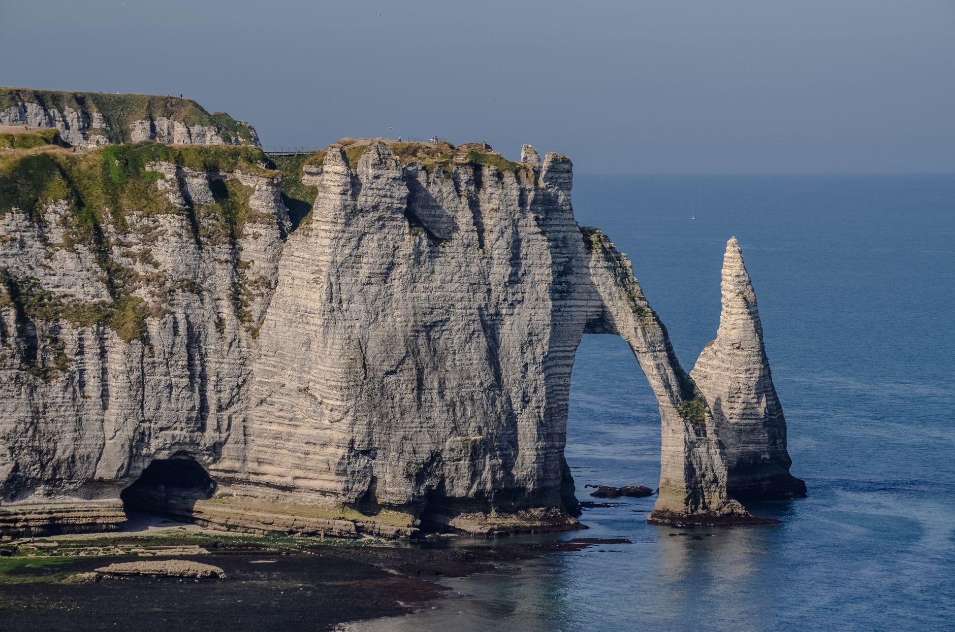 Étretat, falaises blanches, arches naturelles et labyrinthe de légendes — falaises de Normandie Étretat arches naturelles