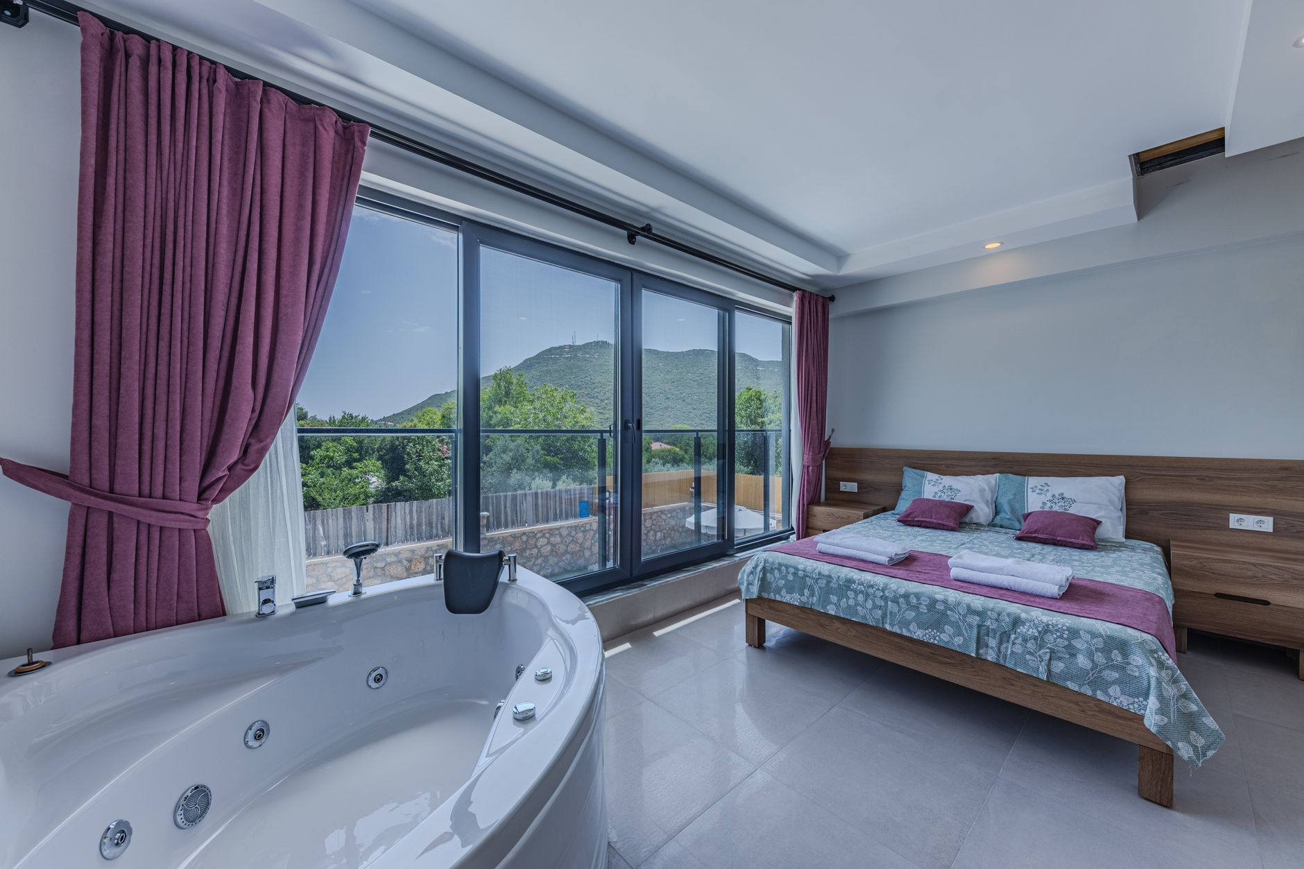 Love room en Normandie avec jacuzzi privatif : comprendre le concept avant de réserver — chambre romantique avec jacuzzi