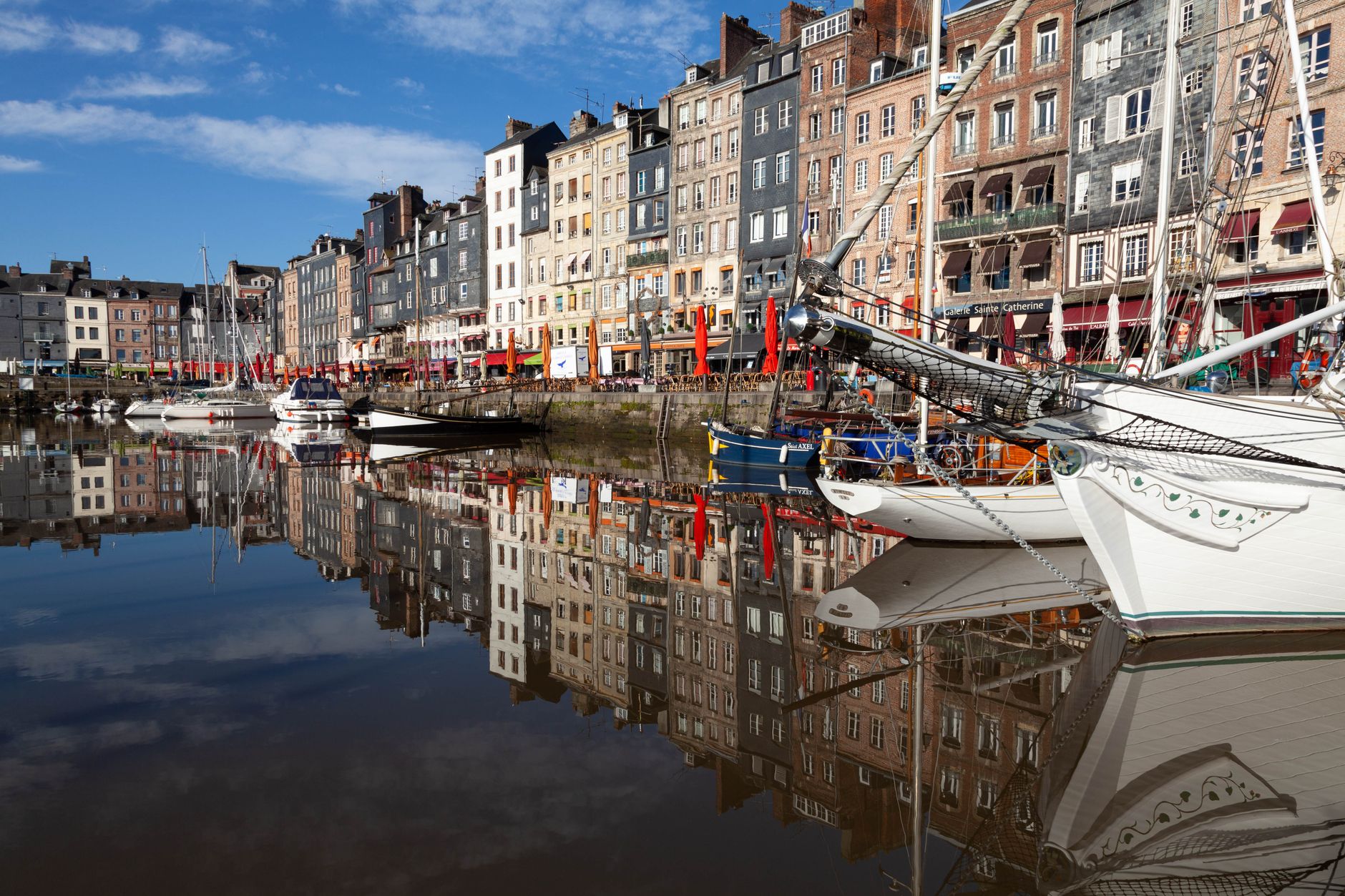 Nos meilleures tables au port — restaurant de fruits de mer port de Honfleur