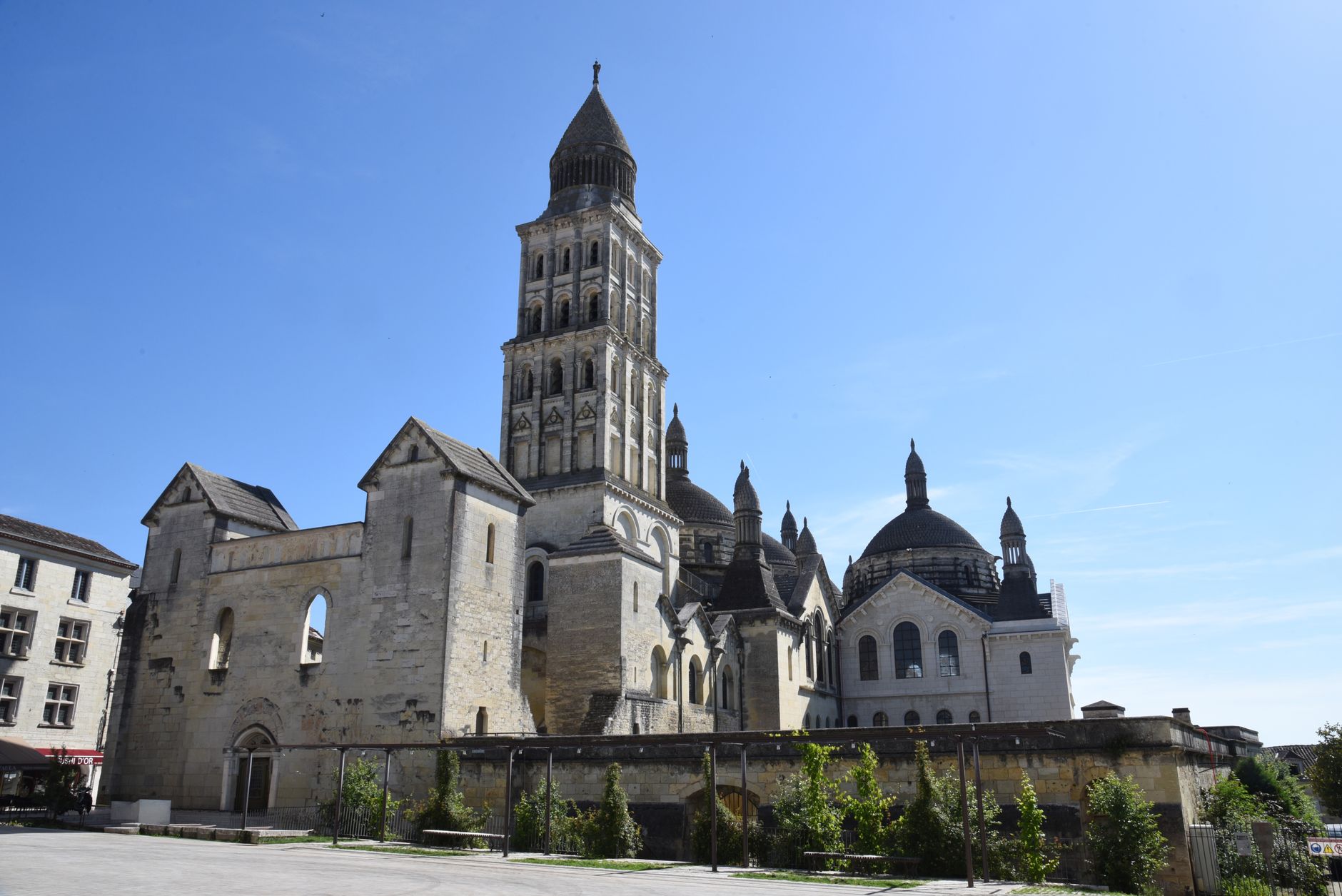 Où dormir à Lisieux, près — vue extérieure basilique de Lisieux