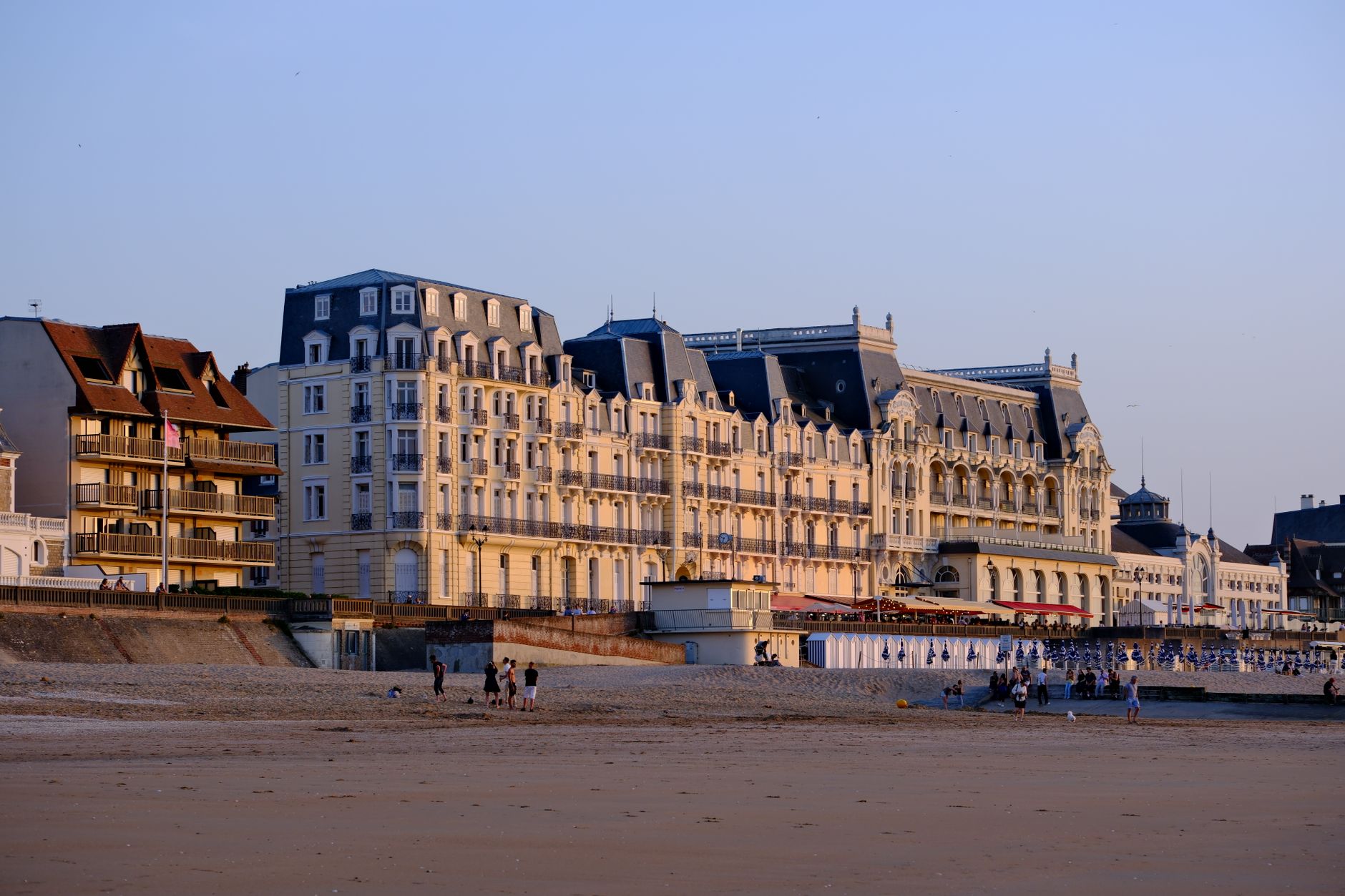 Où dormir vraiment face à la mer à Ouistreham Riva-Bella — hôtel en bord de mer Ouistreham coucher de soleil