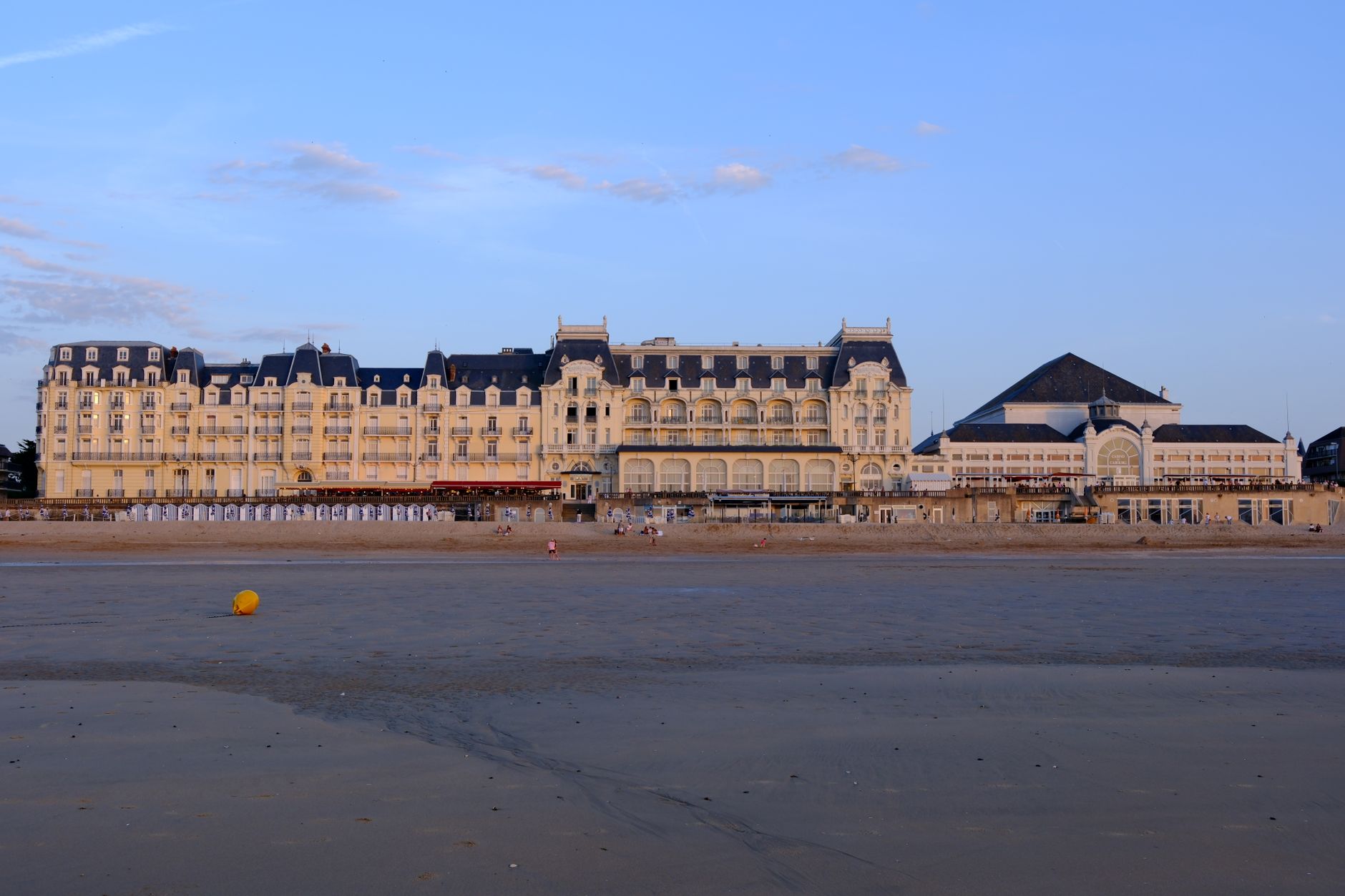 Où dormir à Ouistreham, face — hôtel en bord de mer Ouistreham coucher de soleil