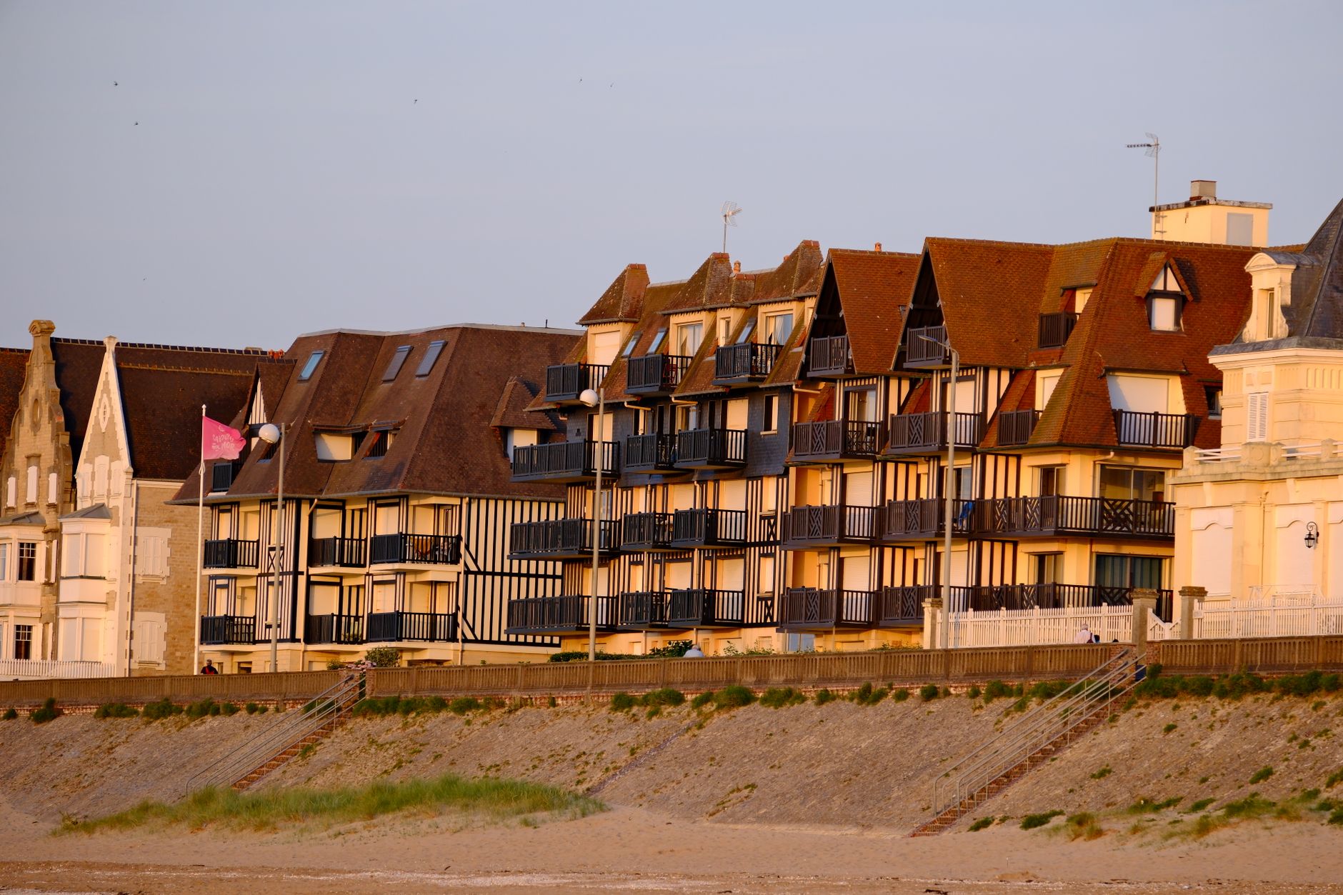 Pierre & Vacances en Normandie : comprendre l’implantation des résidences de vacances — résidences de vacances en bord de mer Normandie