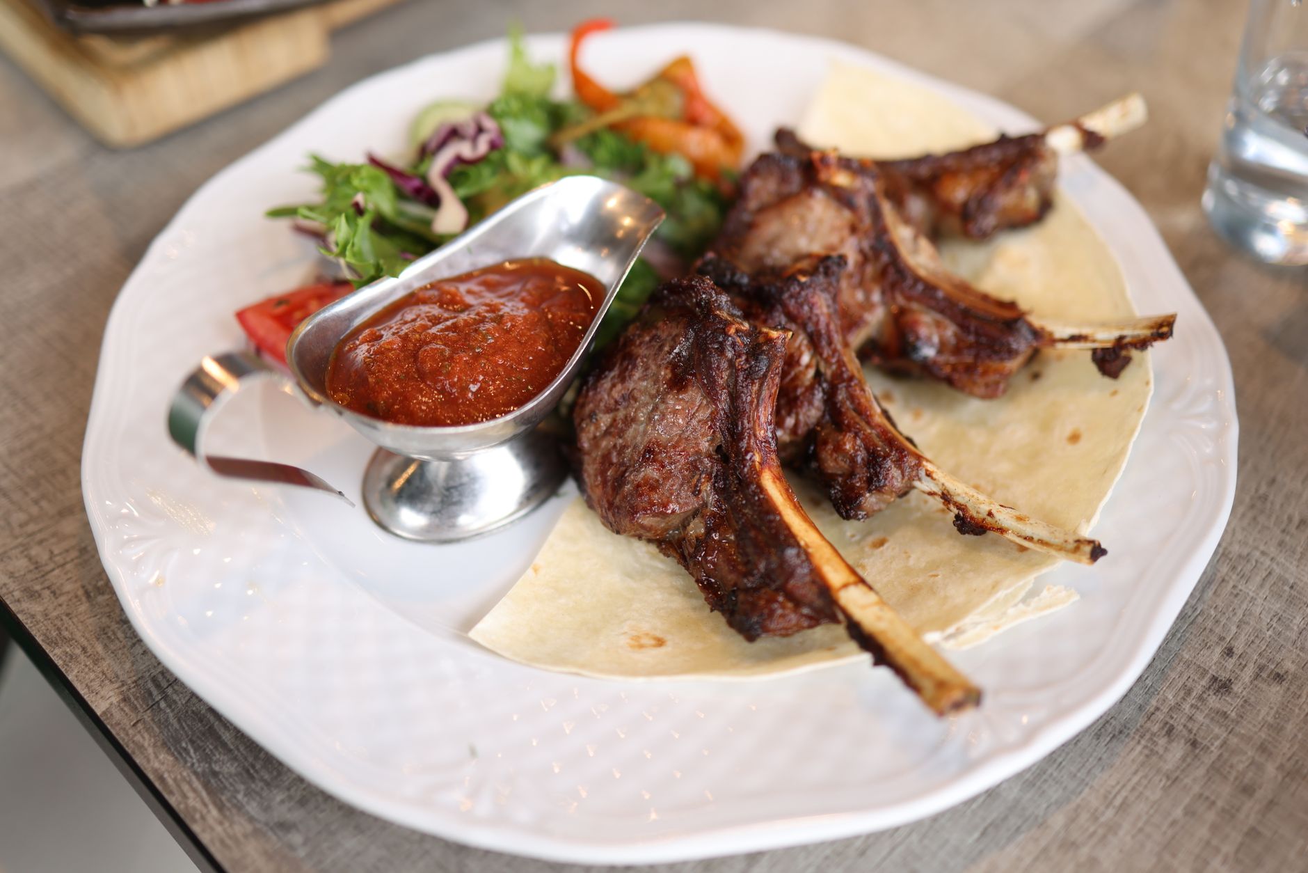 Restaurants halal à Rennes centre : pitas, couscous, grillades et cuisine afghane — restaurant halal assiette viande grillée