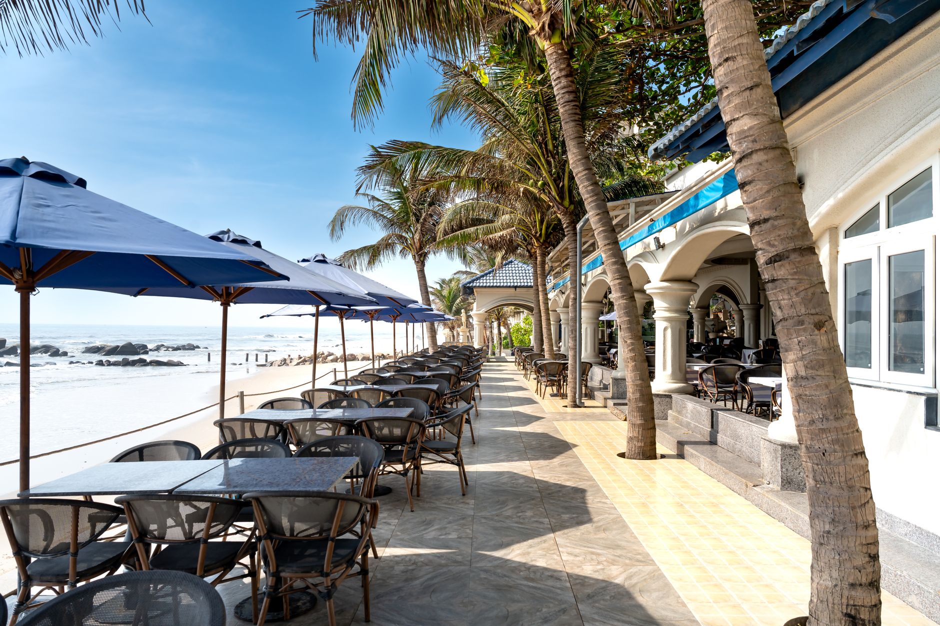 Tables en front de mer à Veules-les-Roses : comprendre la scène locale avant de s’asseoir — table de restaurant vue sur l'océan