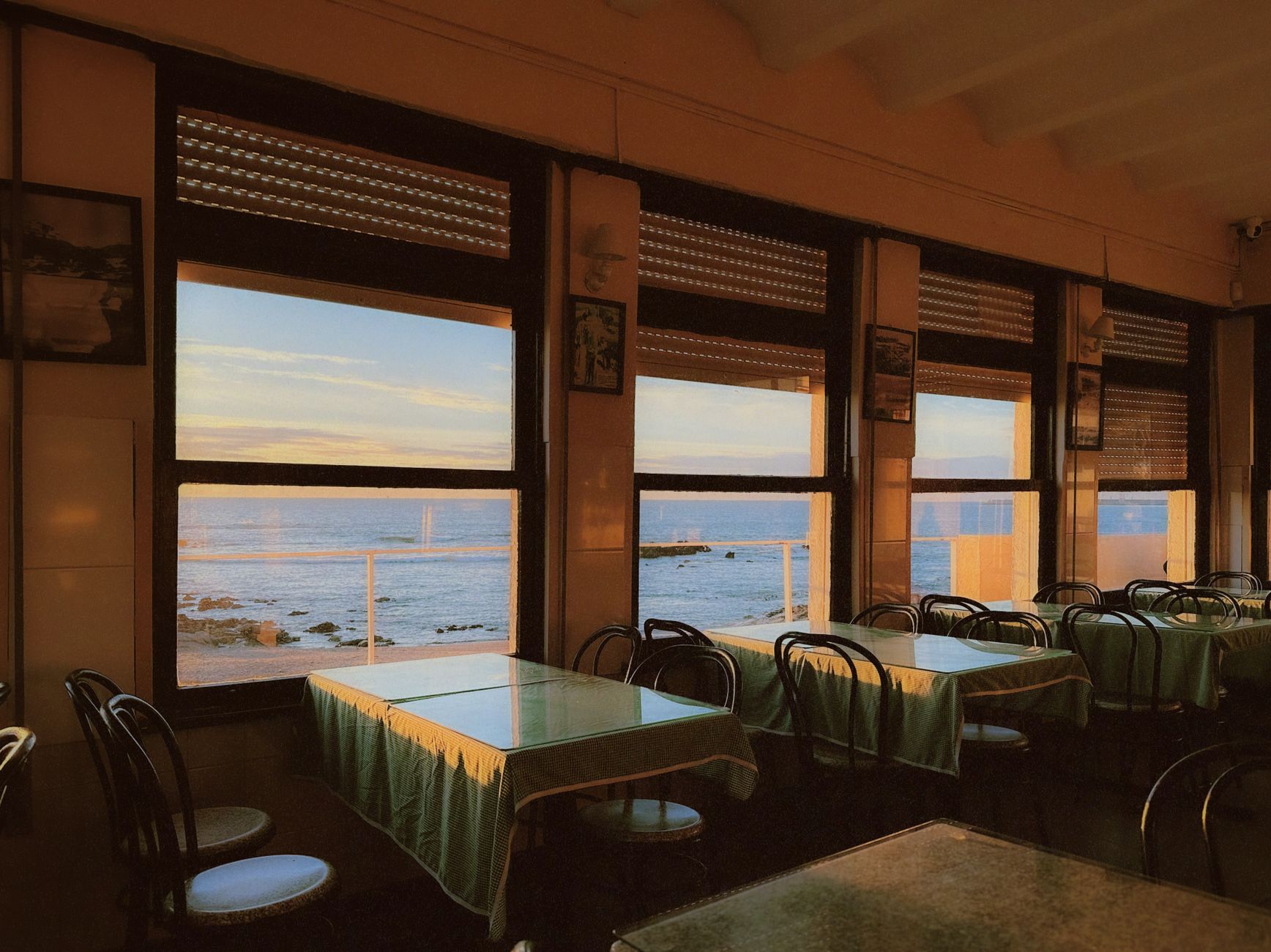À Veules-les-Roses, nos tables face — table de restaurant vue sur l'océan