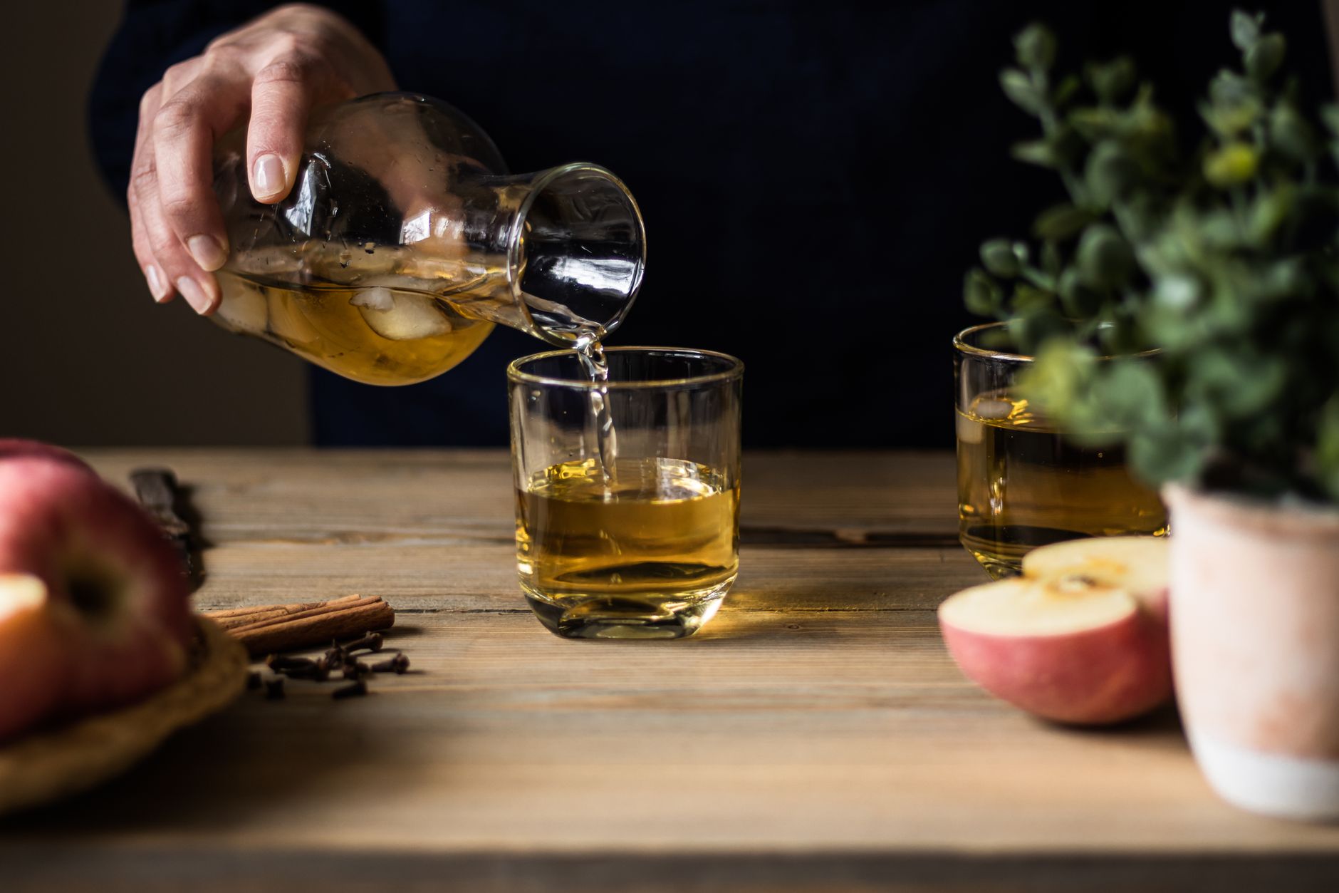 Degré d’alcool du cidre brut et du cidre doux : ce que racontent vraiment les chiffres — verre de cidre brut avec des pommes