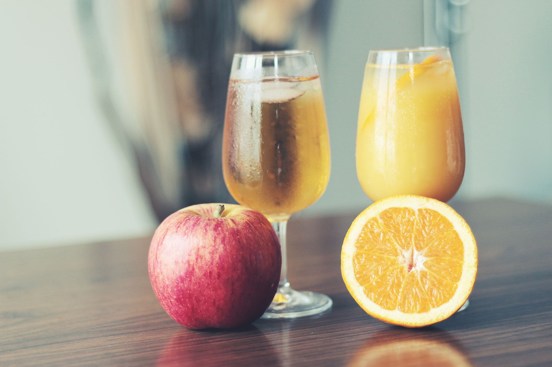 Cidre brut degré d'alcool, calories — verre de cidre brut avec des pommes