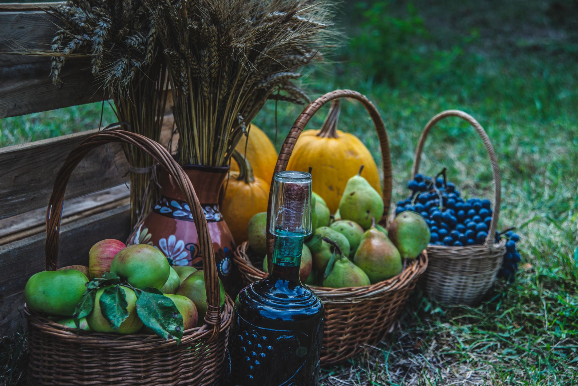 Différence entre cidre et poiré : quand la pomme et la poire changent tout — bouteilles de cidre et poiré