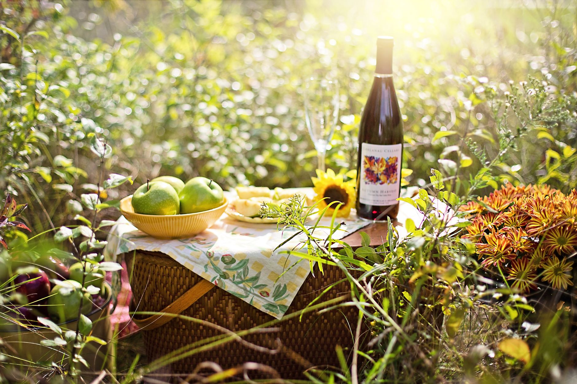 Maison Sassy, entre château normand et apéritif branché — bouteilles de cidre normand pique-nique extérieur