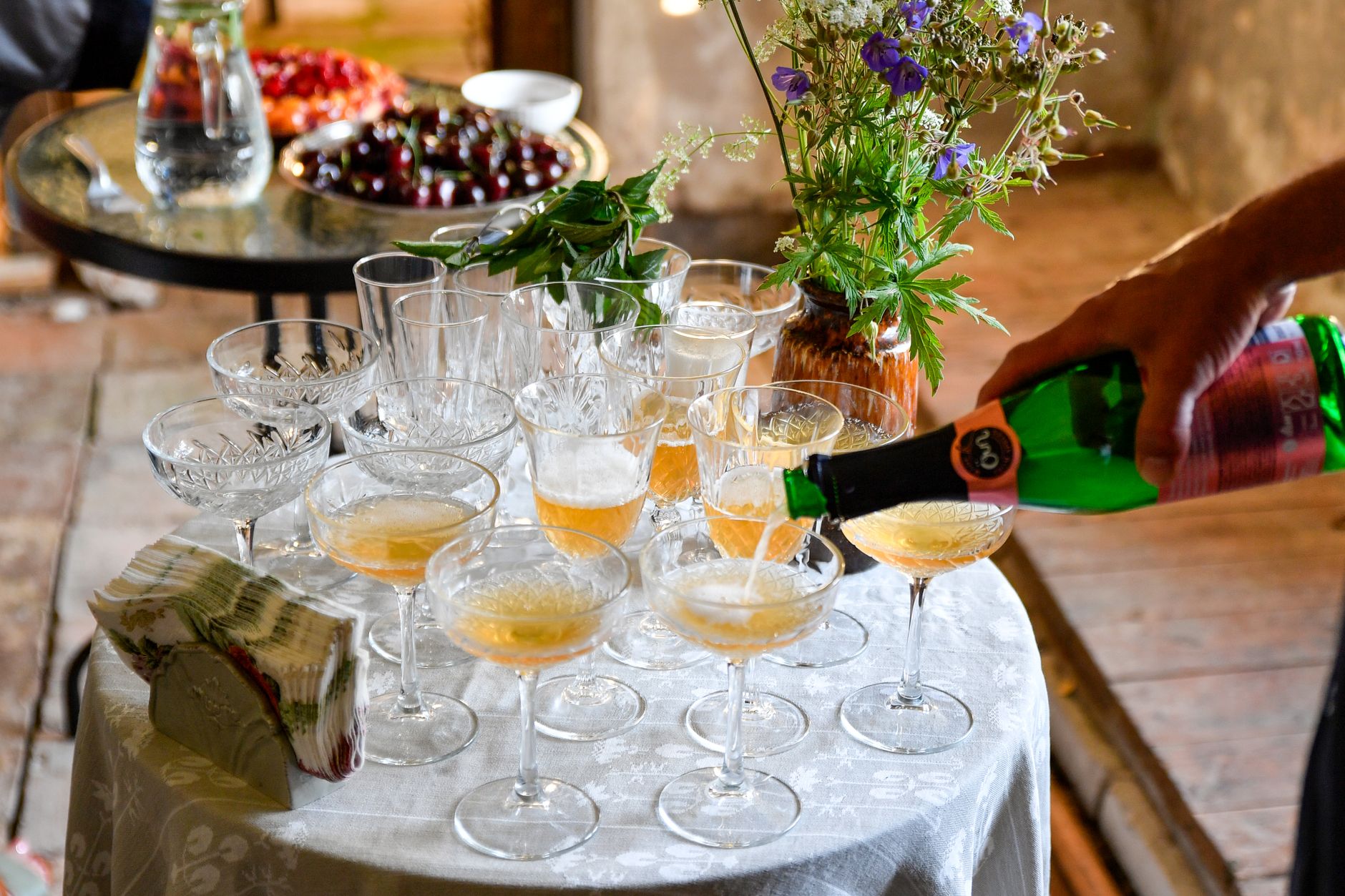 Maison Sassy le cidre normand — bouteilles de cidre normand pique-nique extérieur