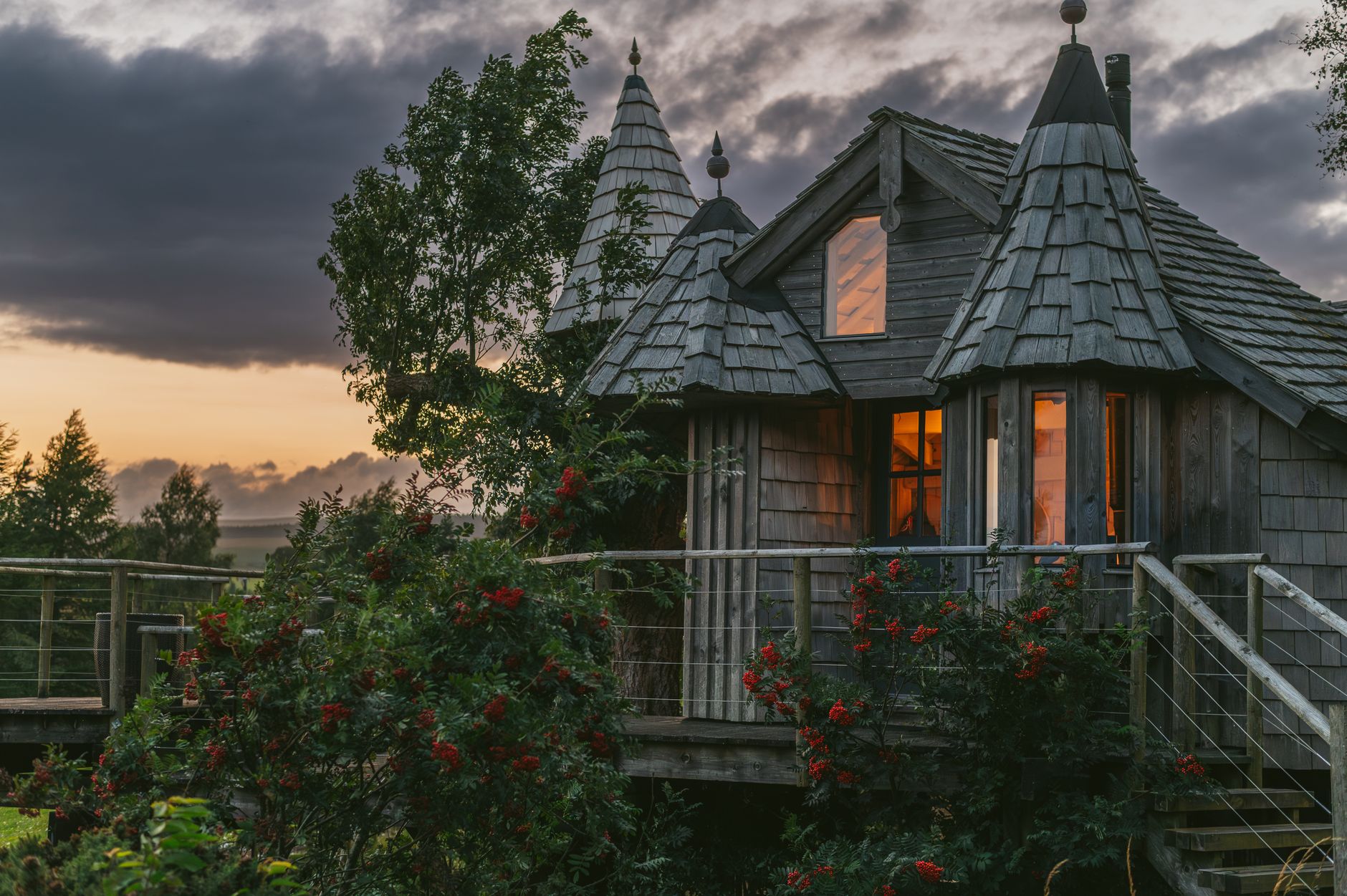 Nos idées de week-ends insolites, — cabanes dans les arbres au coucher de soleil