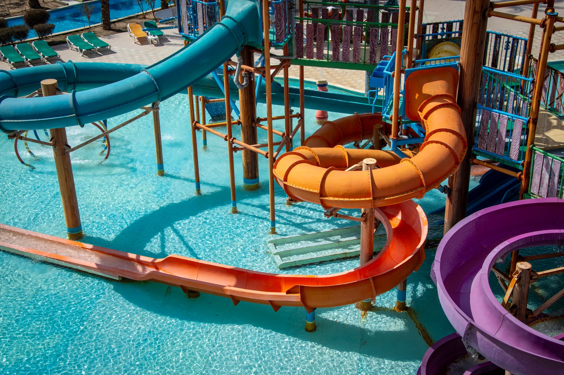 Où se baigner en famille dans un parc aquatique en Normandie sans finir la journée épuisé — famille profitant des toboggans parc aquatique