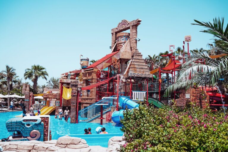 Où se baigner en famille — famille profitant des toboggans parc aquatique
