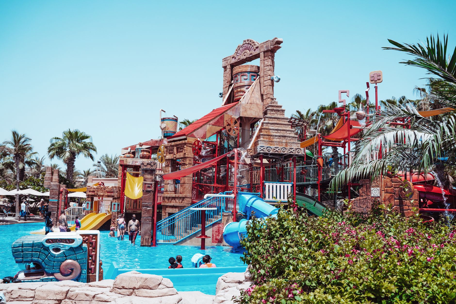 Où se baigner en famille — famille profitant des toboggans parc aquatique