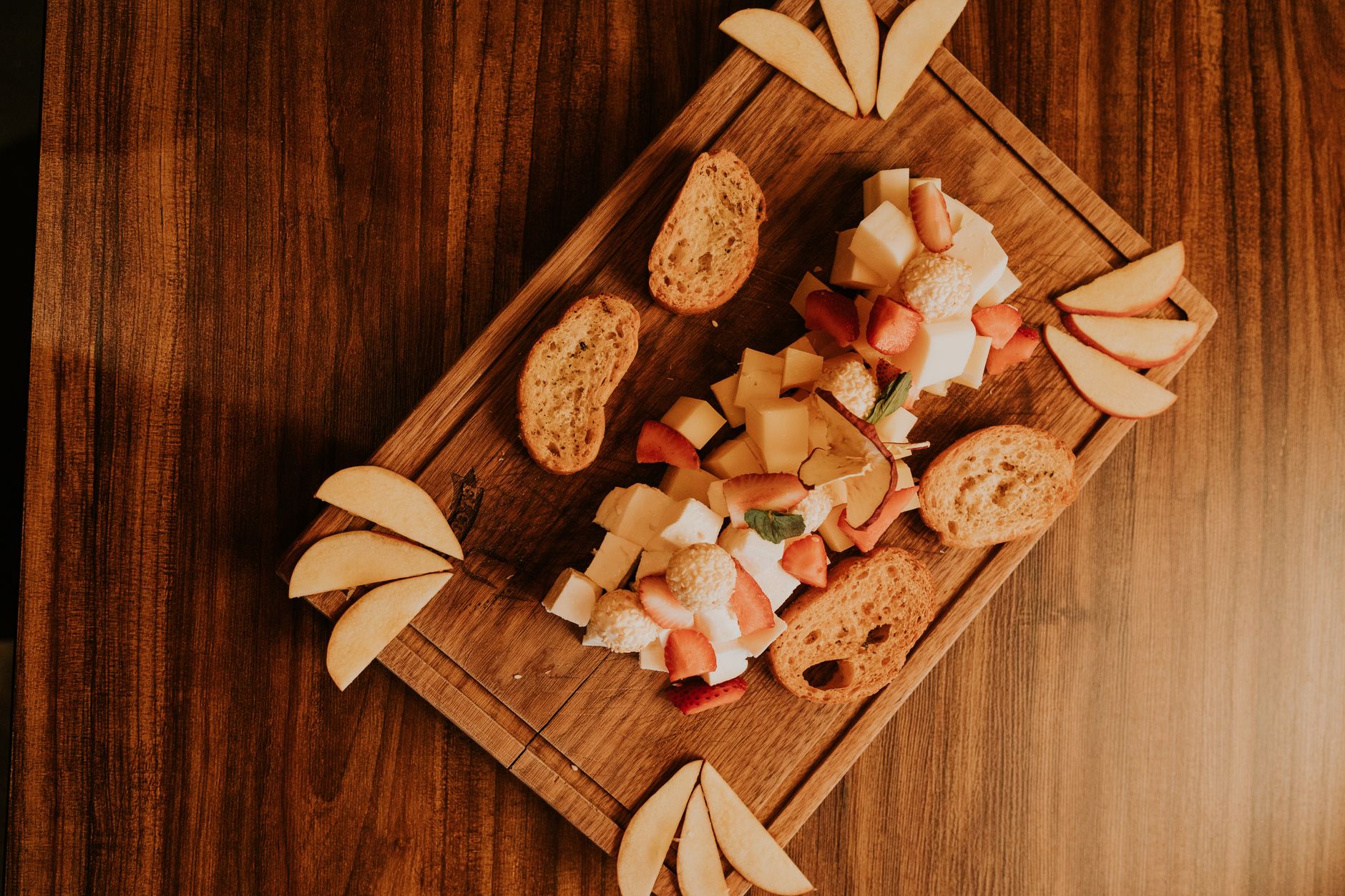 Saveurs du terroir normand entre terre et mer — plateau de fromages normands avec pommes