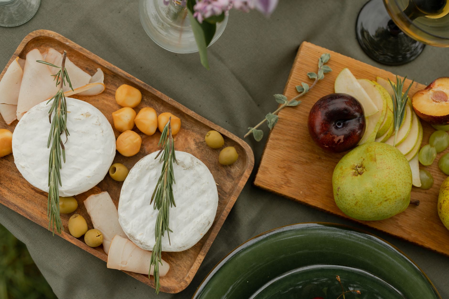 Que manger en Normandie ? — plateau de fromages normands avec pommes