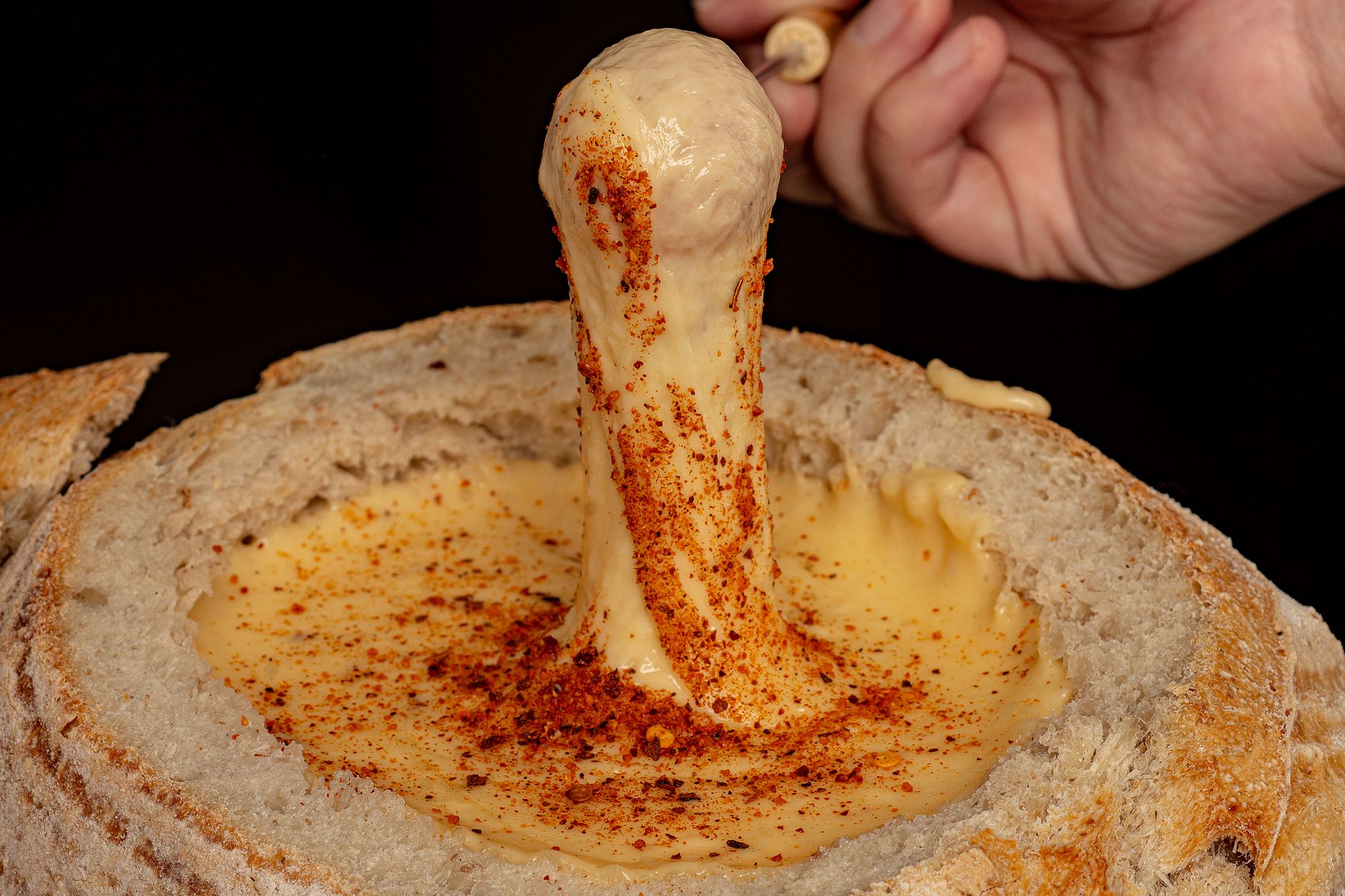 Fondue savoyarde authentique : comprendre le trio beaufort, abondance, emmental — pot de fondue au fromage avec pain