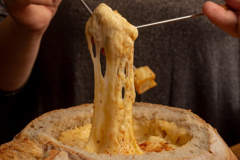 Quels fromages pour une vraie — pot de fondue au fromage avec pain