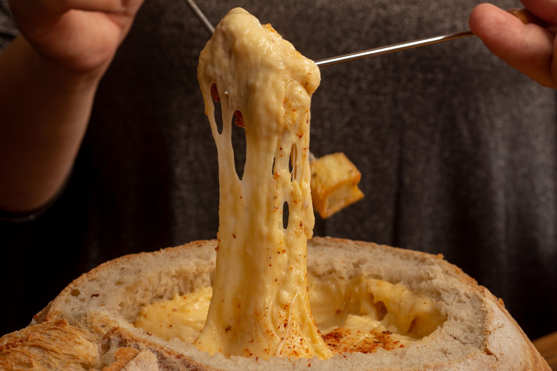 Quels fromages pour une vraie — pot de fondue au fromage avec pain