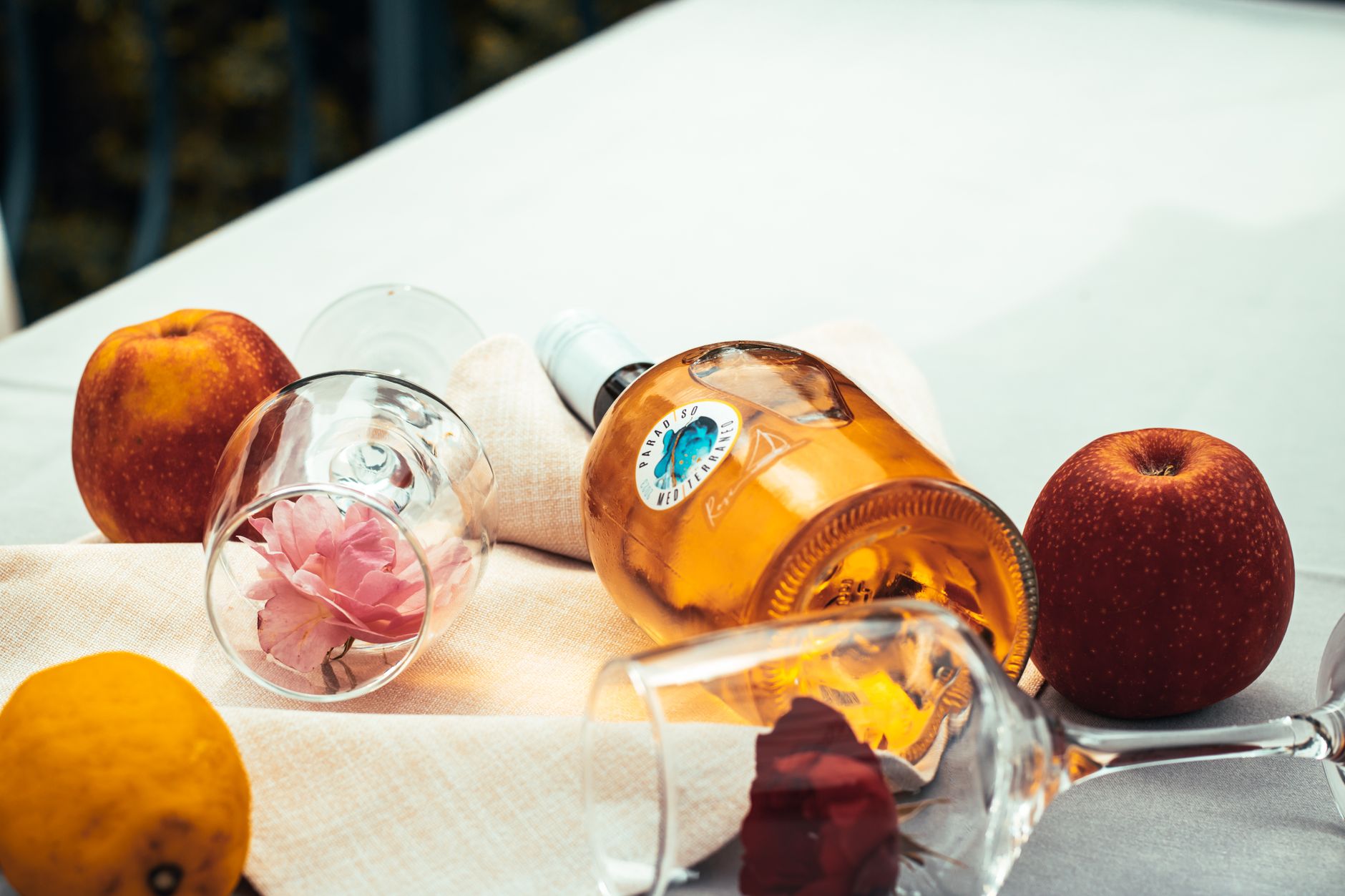 Qu’est-ce que le cidre rosé exactement, et en quoi se distingue-t-il des autres cidres ? — bouteille de cidre rosé et pommes