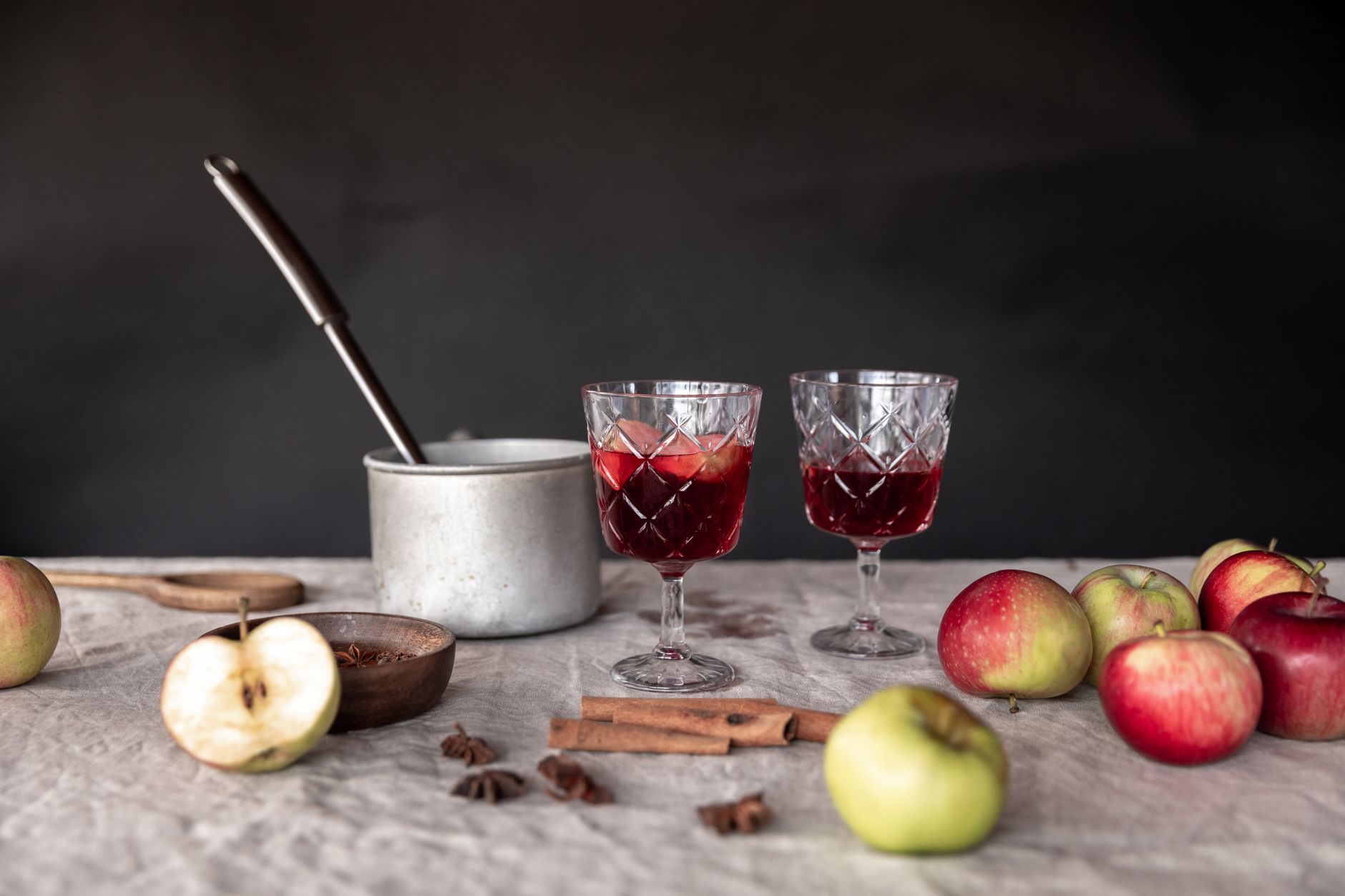 Qu'est-ce que le cidre rosé — bouteille de cidre rosé et pommes
