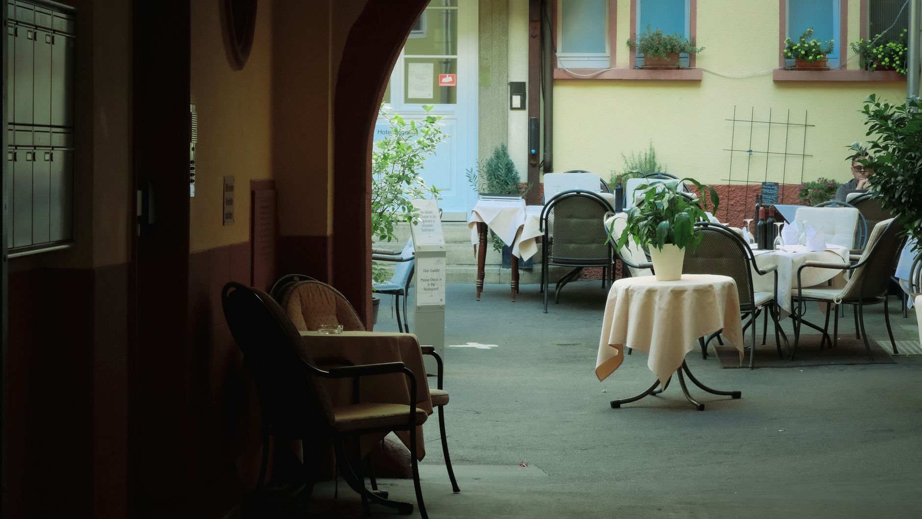 Restaurants à Nogent-le-Rotrou et terroir percheron : une cuisine locale bien vivante — table de restaurant charmante