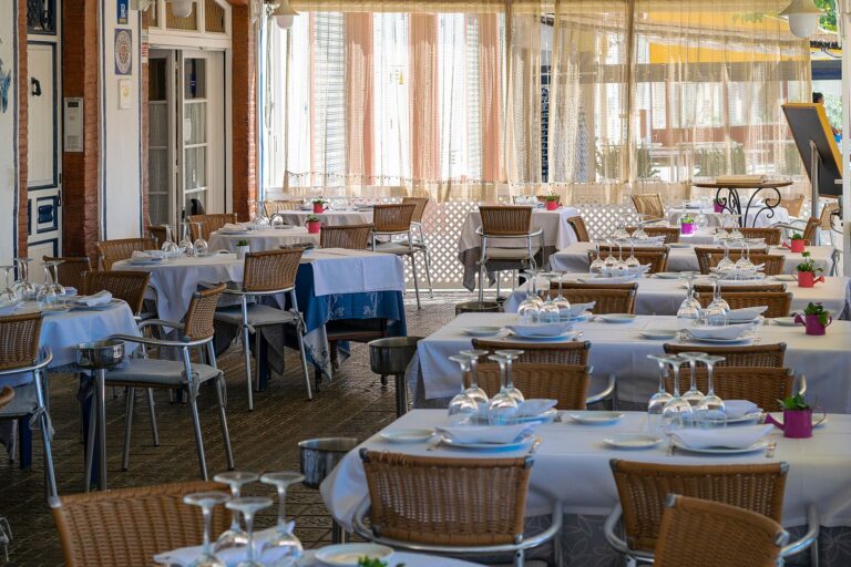 Restaurants à Nogent-le-Rotrou tables gastronomiques — table de restaurant charmante