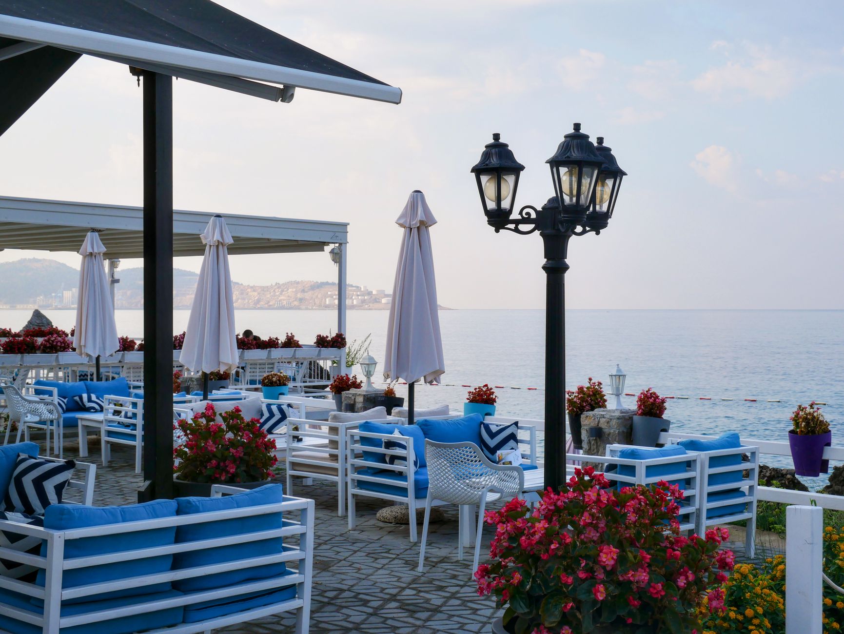 Restaurants les pieds dans l'eau — terrasse de restaurant vue sur l'océan