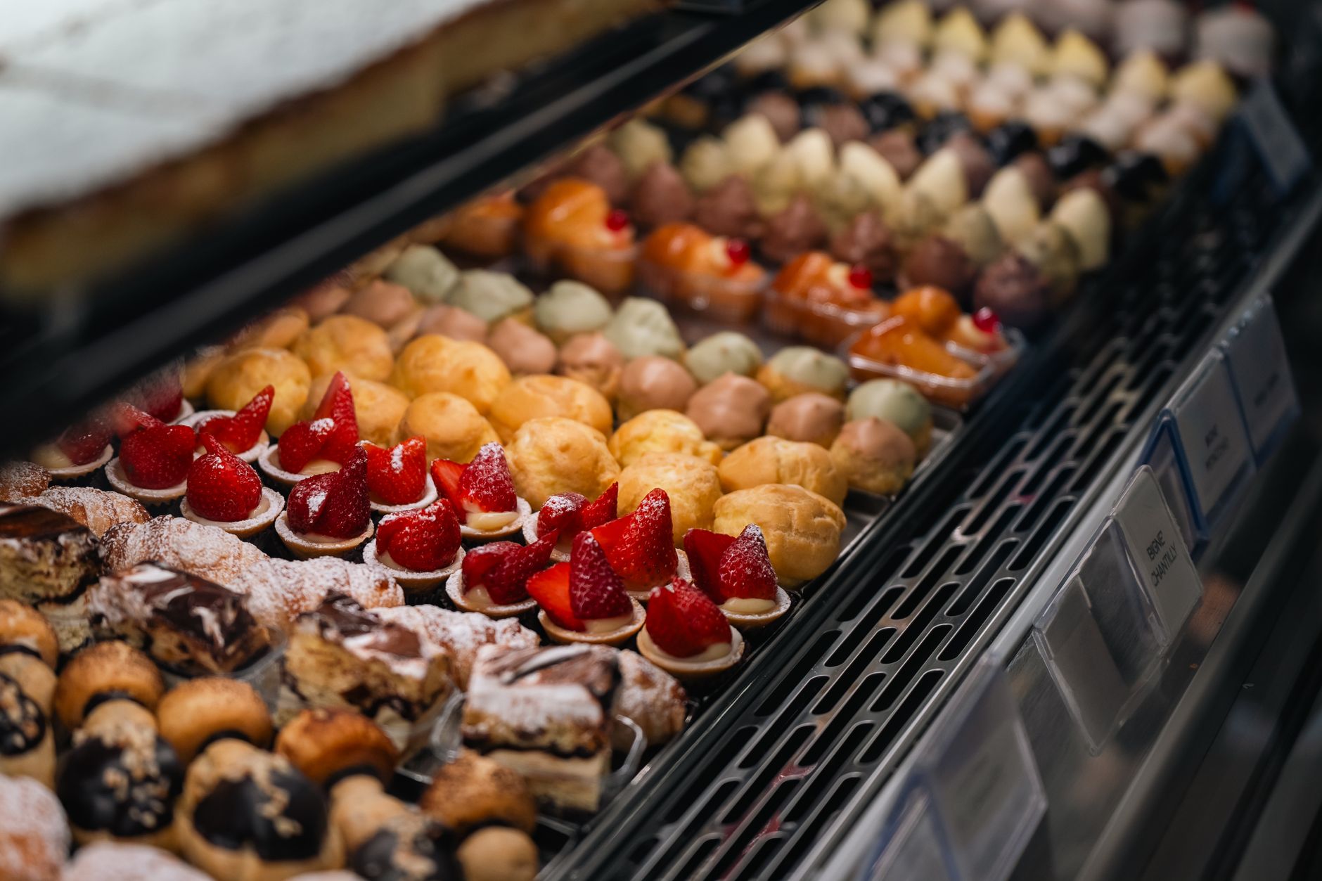 Spécialités vendéennes sucrées incontournables : bien au-delà du simple gâteau au fion — assortiment de pâtisseries vendéennes