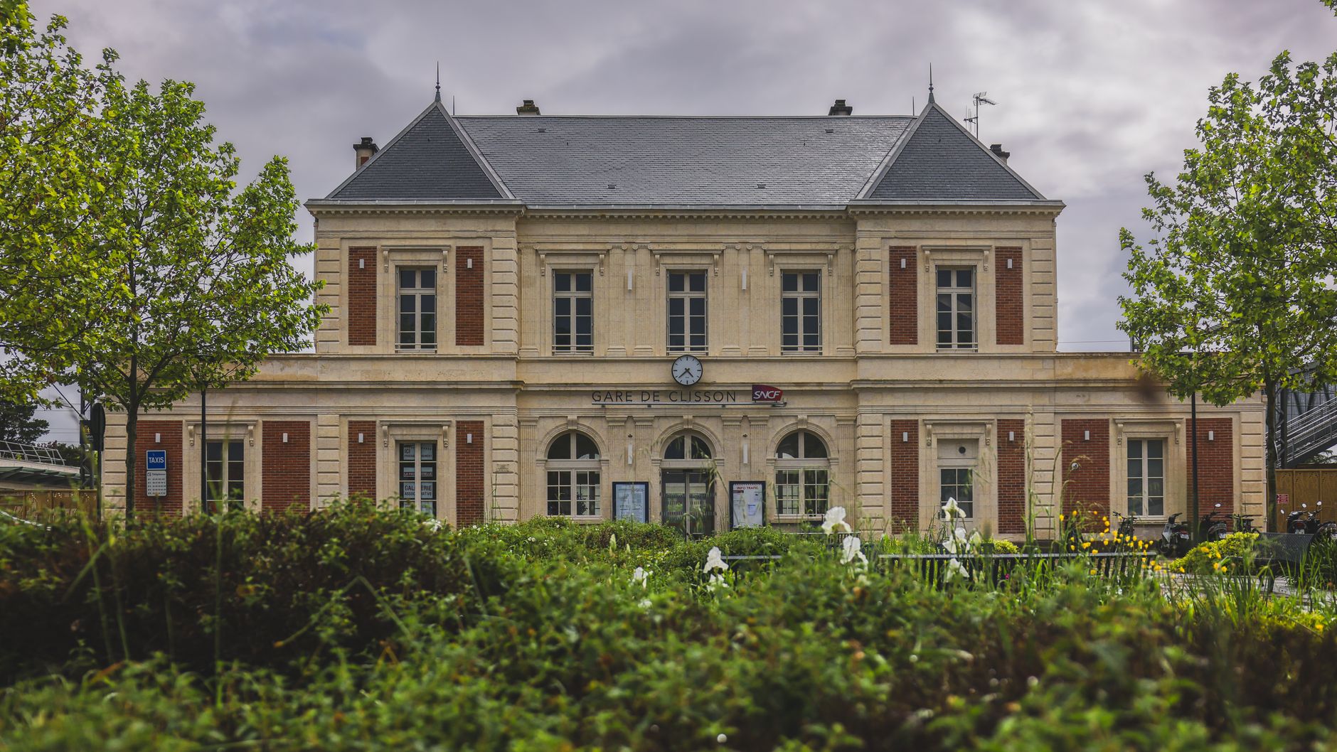 Comment aller dans le Perche — gare de train en campagne française