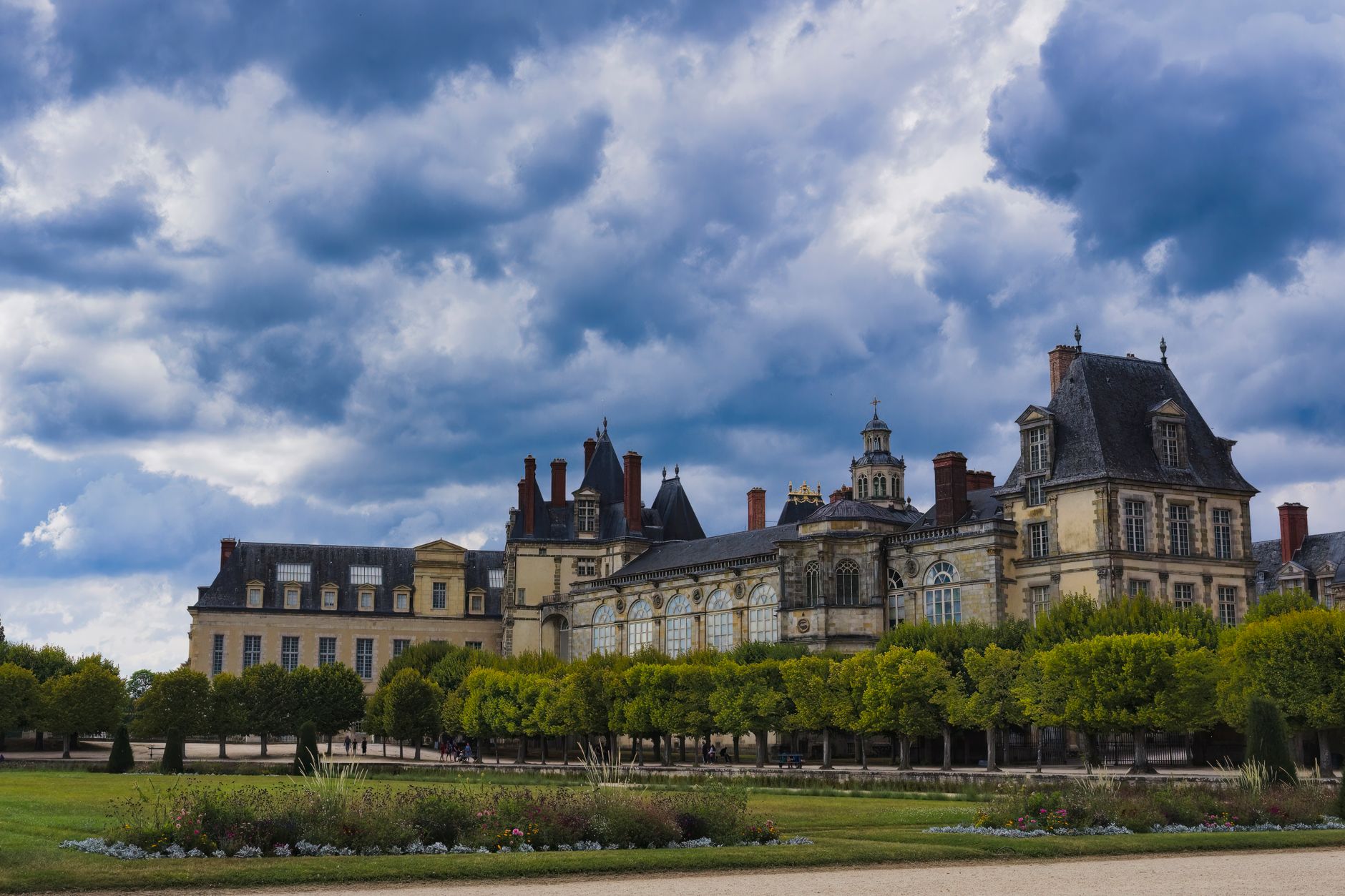 Comment visiter le château de — vue extérieure château de Fontainebleau