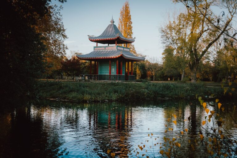 Lieux insolites à visiter en — jardin de la pagode de Vincennes